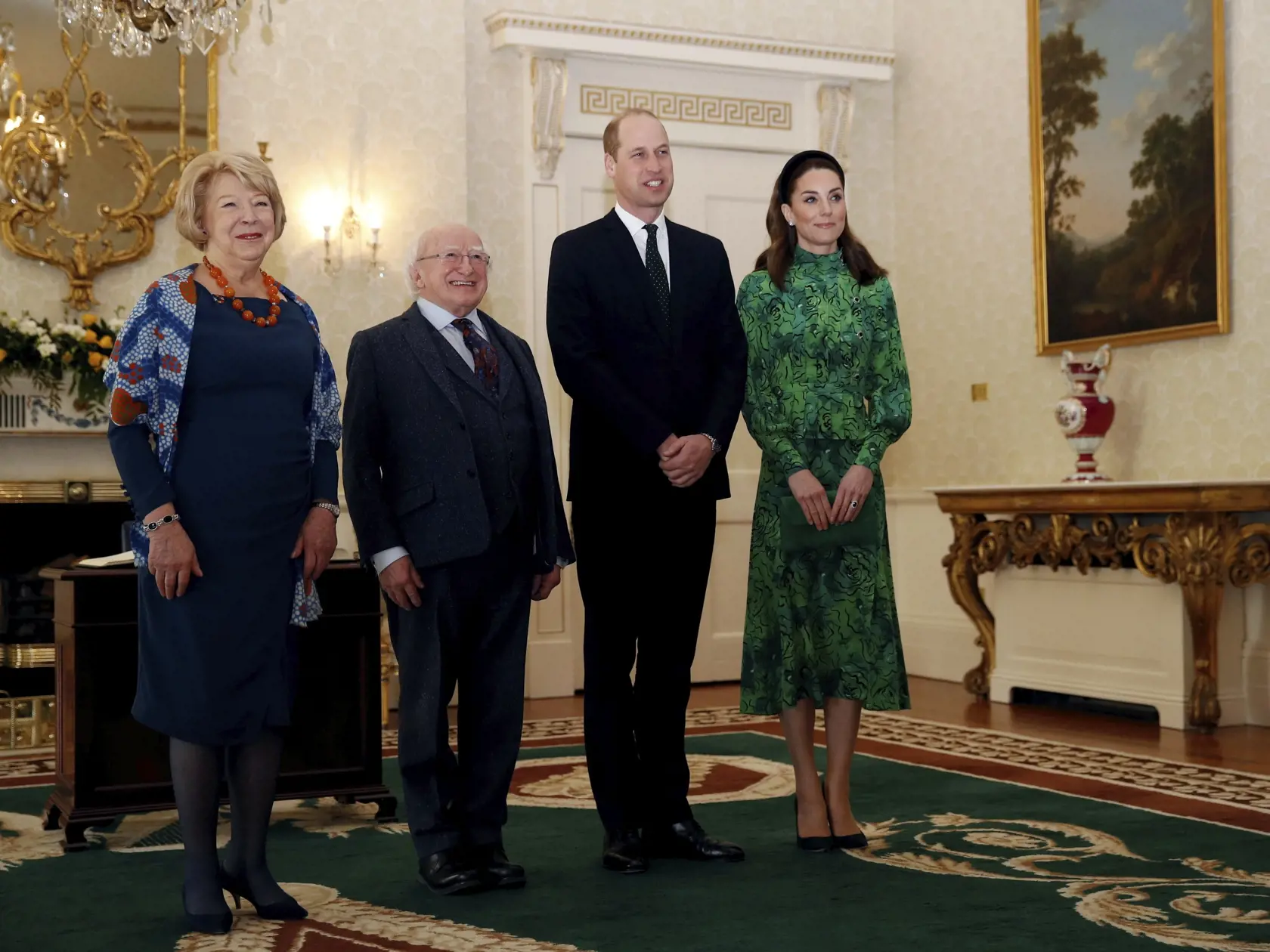 WA 16 Dublin - Britský princ William (druhý vpravo), jeho manželka Kate (vpravo), írsky prezident  Michael D. Higgins a jeho manželka Sabina pózujú počas stretnutia v prezidentskej rezidencii v Dubline 3. marca 2020. Britský pár pricestoval na trojdňovú návštevu Írska. FOTO TASR/AP    

Britain's Prince William and Kate, Duchess of Cambridge meet with Ireland's President Michael D. Higgins, second left, and his wife Sabina, left, at the official presidential residence Aras an Uachtarain in Dubli