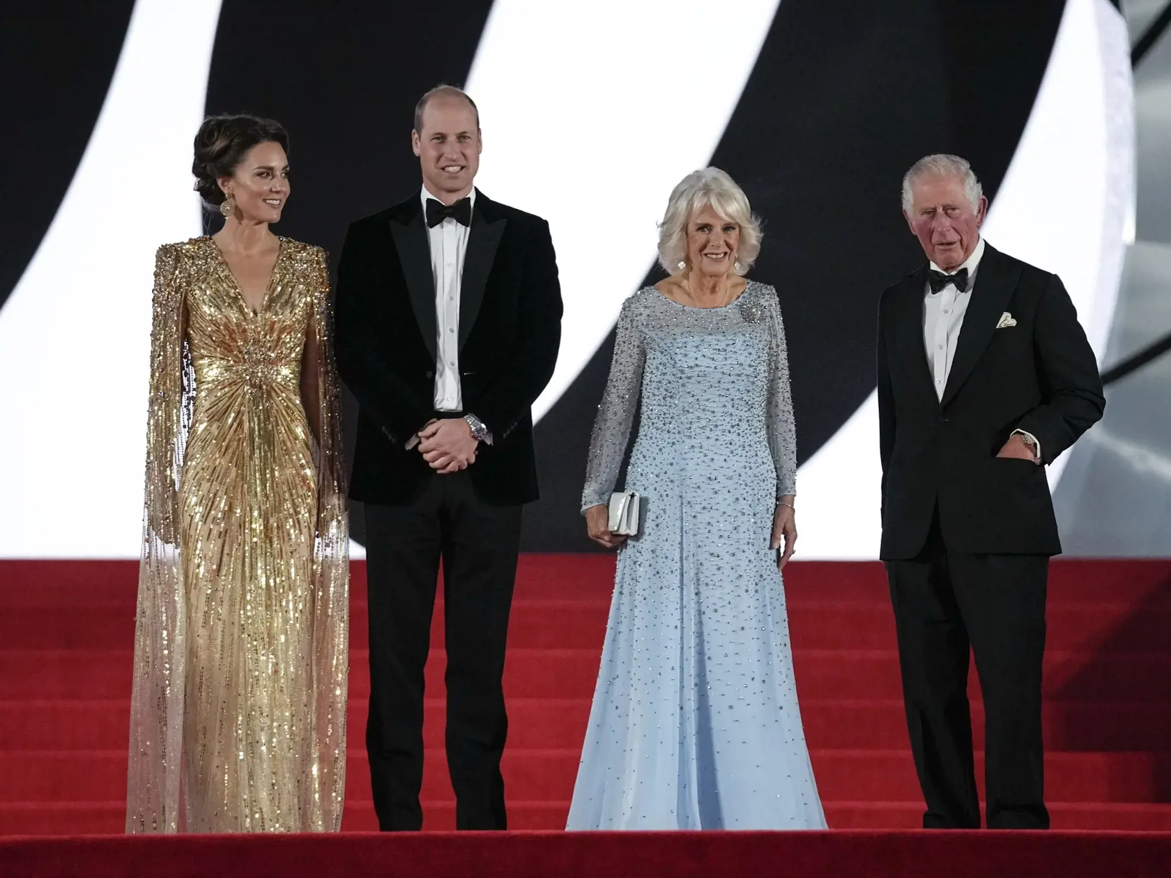 EBE 8 Londýn - Na snímke sprava britský princ Charles, jeho manželka Camilla, vojvodkyňa z Cornwallu, britský princ William a jeho manželka Kate, vojvodkyňa z Cambridge, pózujú fotografom po príchode na svetovú premiéru novej 25. bondovky Nie je čas zomrieť (No Time To Die) v londýnskej Royal Albert Hall, v Londýne 28. septembra 2021. Premiéru 25. filmu o fiktívnom britskom špiónovi Jamesovi Bondovi viackrát odložili z dôvodu pandémie nového koronavírusu. FOTO TASR/AP 

Britain's Prince Charles,