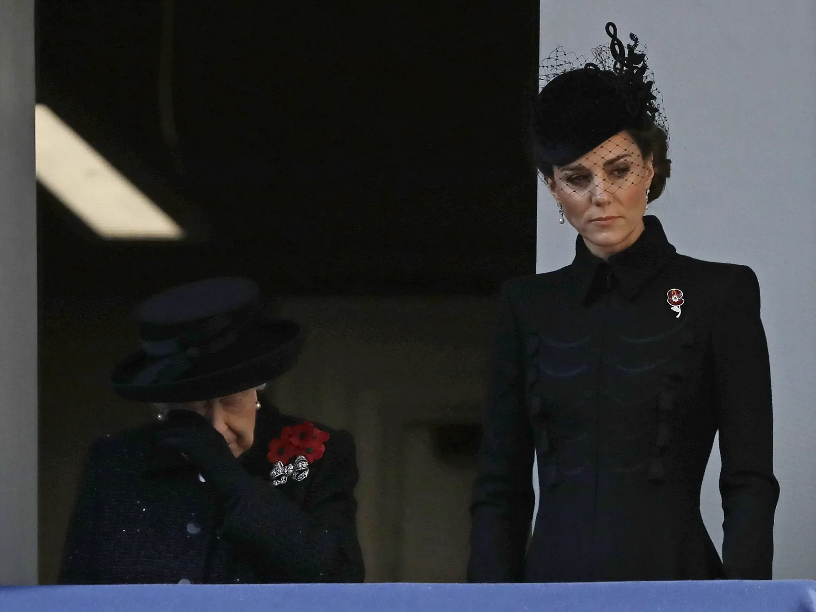 WA 77 Londýn - Britská kráľovná Alžbeta II. (vľavo) a Kate, vojvodkyňa z Cambridgea sa účastnia na spomienkovej slávnosti venovanej obetiam prvej svetovej vojny pri príležitosti 101. výročia jej skončenia v Londýne 10. novembra 2019. FOTO TASR/AP 

Britain's Queen Elizabeth II wipes her eye as she stands with Kate, Duchess of Cambridge to watch the Remembrance Sunday ceremony at the Cenotaph in Whitehall in London, Sunday, Nov. 10, 2019. Remembrance Sunday is held each year to commemorate the se