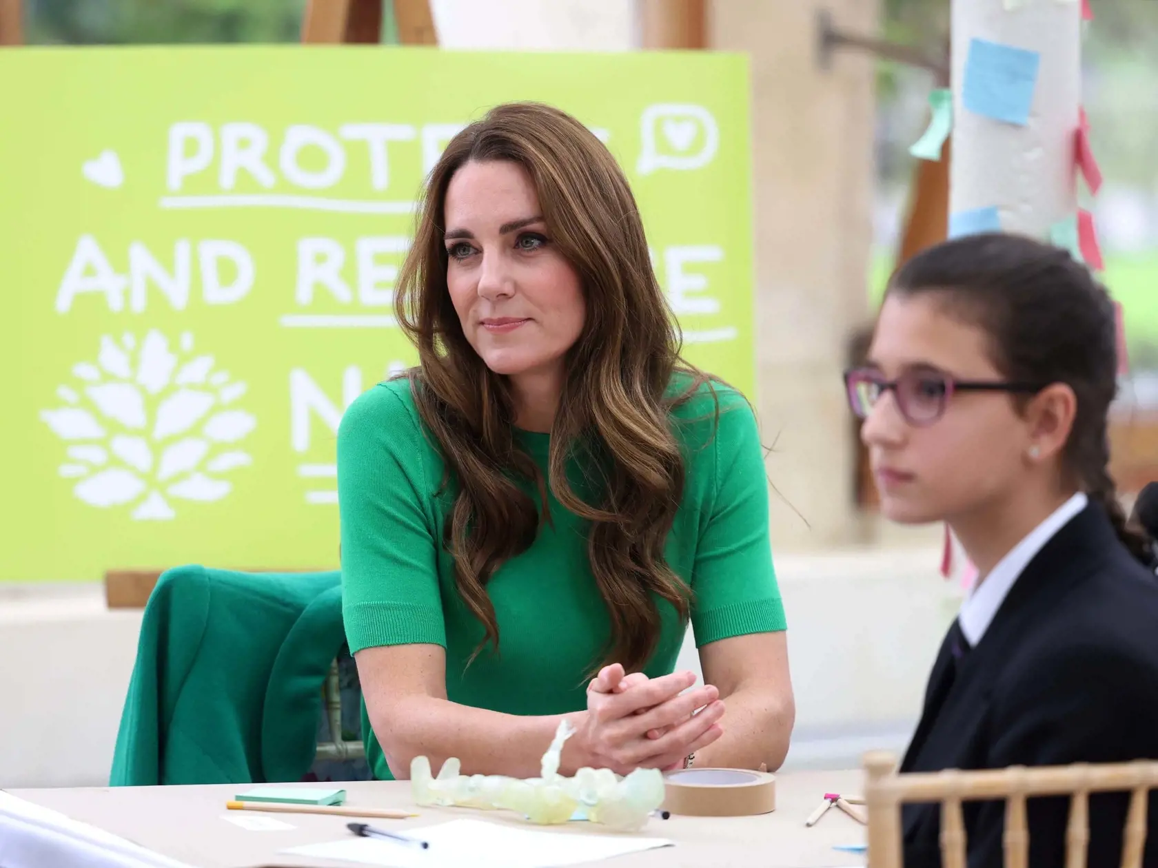 Elegantná Kate sa síce do sporu manžela a milionárov nezapojila, avšak svoj názor vyjadrila prostredníctvom svetlozeleného outfitu. Kate s Williamom a princom Charlesom totiž už dlhšie apelujú na záchranu našej planéty.
