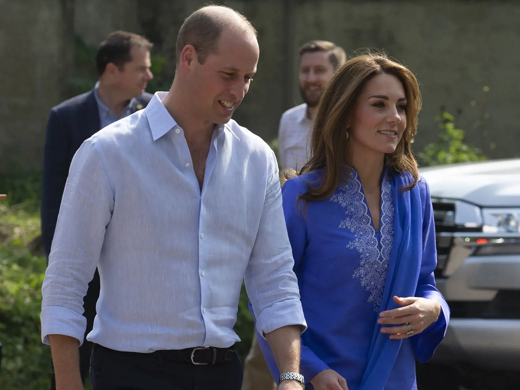 KK1 Islamabad - Britský princ William a jeho manželka Kate v tradičnom oblečení Kurta prichádzajú do školy v Islamabade 15. októbra 2019. Britský kráľovský pár je na päťdňovej návšteve Pakistanu. FOTO TASR/AP
Wearing a traditional Pakistani dress called a Kurta, walks with Prince William as they arrive at a school outside of Islamabad, Pakistan, Tuesday, Oct. 15, 2019. The Duke and Duchess of Cambridge, who are strong advocates of girls' education were greeted by teachers and children. (AP Photo
