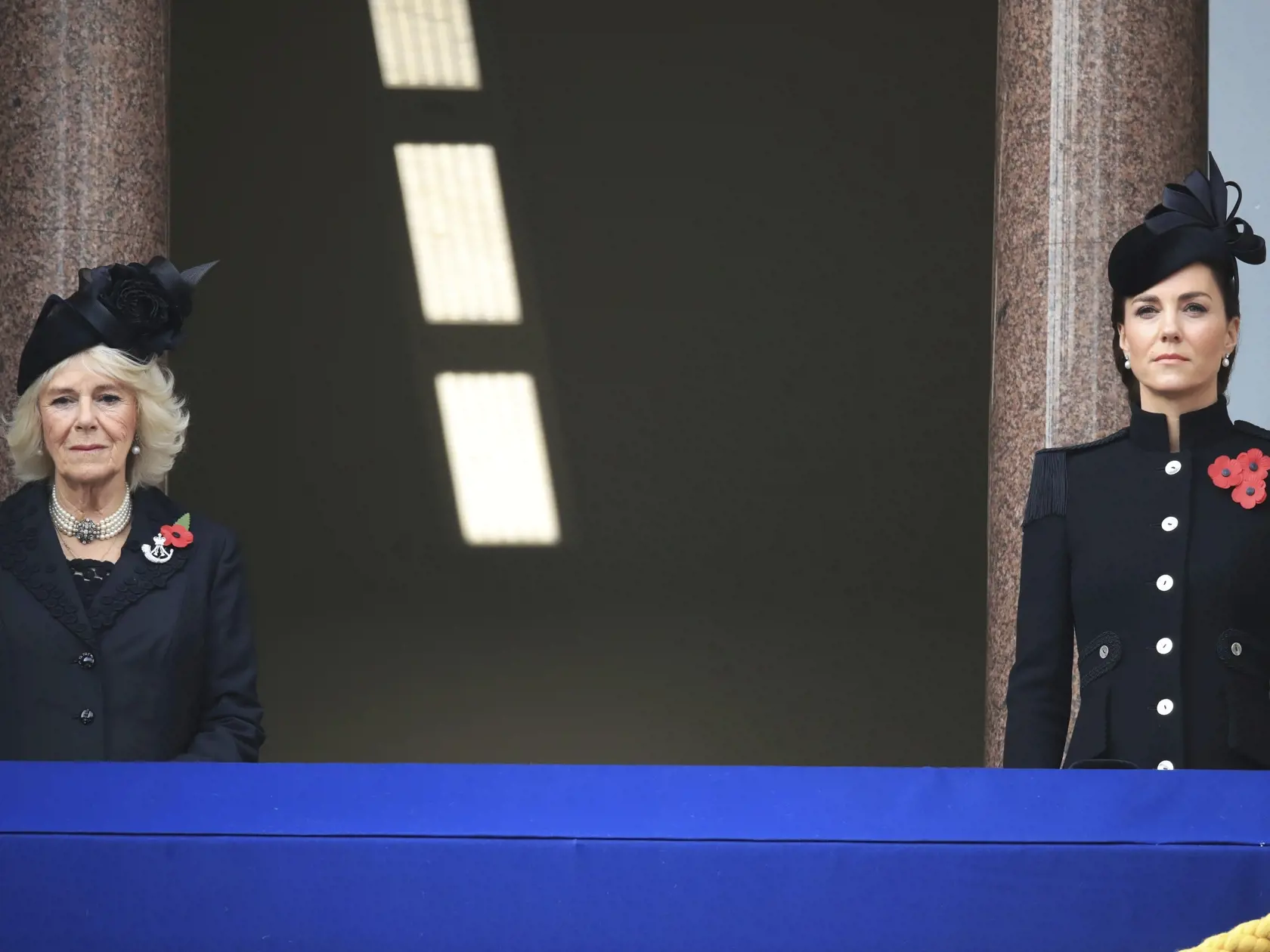 KK39 Londýn - Camilla, vojvodkyňa z Cornwallu a vpravo Kate, vojvodkyňa z Cambridgea, sledujú za balkóna začiatok spomienkovej slávnosti venovanej obetiam prvej svetovej vojny pri príležitosti 102. výročia jej skončenia v Londýne 8. novembra 2020. FOTO TASR/AP 
Britain's Camilla, the Duchess of Cornwall, left and Kate, the Duchess of Cambridge watch, from the balcony of the Foreign Office, at the start of the Remembrance Sunday service at the Cenotaph, in Whitehall, London, Sunday Nov. 8, 2020. 