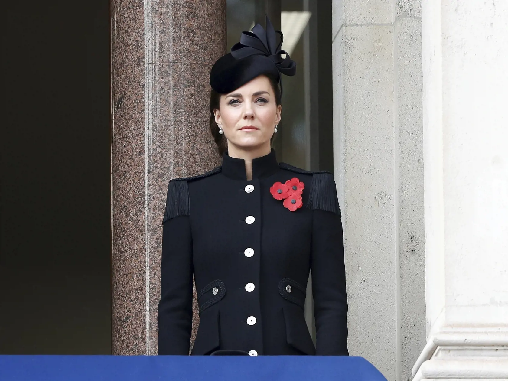 KK40 Londýn - Na snímke Kate, vojvodkyňa z Cambridgea, sleduje z balkóna začiatok spomienkovej slávnosti venovanej obetiam prvej svetovej vojny pri príležitosti 102. výročia jej skončenia v Londýne 8. novembra 2020. FOTO TASR/AP 
Britain's Kate, the Duchess of Cambridge, watches from the balcony of the Foreign Office, during the Remembrance Sunday service at the Cenotaph, in Whitehall, London, Sunday Nov. 8, 2020. (Peter Nicholls/Pool Photo via AP)