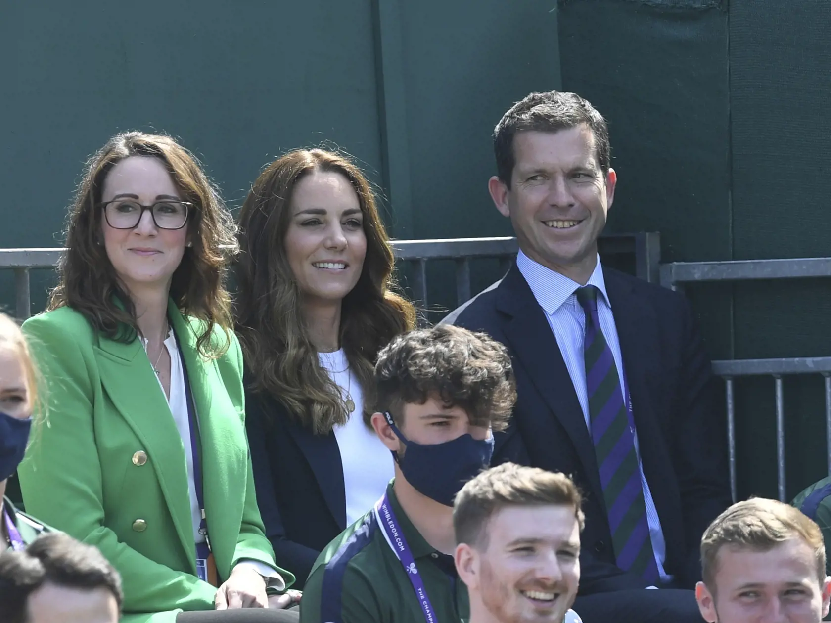 KK27 Londýn -  Kate (uprostred), vojvodkyňa z Cambridgeu a Tim Henman sledujú zápas štvorhry Jammie Murray, Bruno - Nicholas Monroe, Vasek Pospisil na grandslamovom turnaji vo Wimbledone 2. júla 2021. FOTO TASR/AP
Britain's Kate, Duchess of Cambridge, centre, sits on Court 14 with Tim Henman to watch the men's doubles match between Britain's Jamie Murray and Brazil's Bruno Soares against Nicholas Monroe of the US and Canada's Vasek Pospisil on day five of the Wimbledon Tennis Championships in Lo