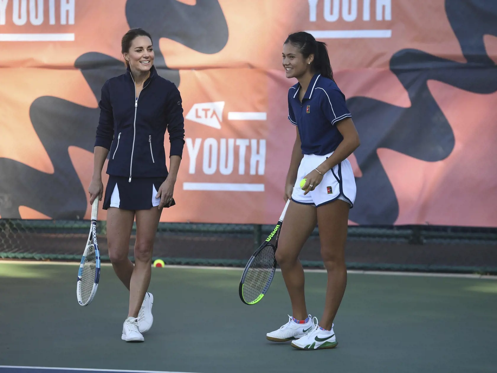 KK5 Londýn -   Kate (vľavo), vojvodkyňa z Cambridgeu a britská tenistka a víťazka tohtoročného grandslamového turnaja US Open Emma Raducanuová hrajú tenis počas podujatia organizovaného programom LTA Youth 24. septembra 2021 v Londýne. FOTO TASR/AP
Britain's Kate, the Duchess of Cambridge, left, reacts as she plays with US Open Champion Emma Raducanu during an event hosted by the LTA Youth programme, at the National Tennis Centre in London, Friday, Sept. 24, 2021. (Jeremy Selwyn/Pool Photo via A