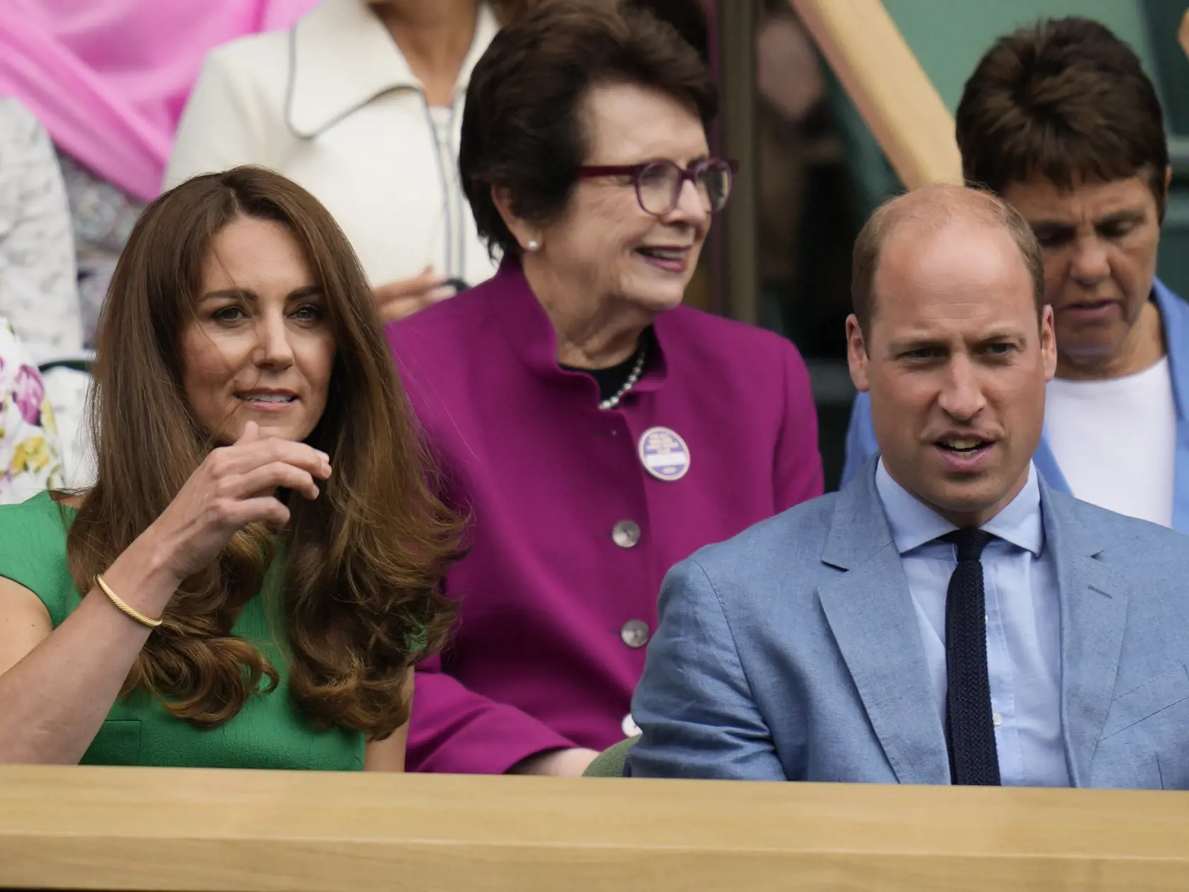 JB 36 Londýn - Britský princ William a Kate, vojvodkyňa z Cambridgeu sedia v Kráľovskej lóži počas zápasu medzi českou tenistkou Karolínou Plíškovou a Austrálčankou Ashleigh Bartyovou vo finále dvojhry na grandslamovom tenisovom turnaji Wimbledon v Londýne 10. júla 2021. FOTO TASR/AP

Kate, Duchess of Cambridge, left sits next to Prince William in the Royal Box ahead of the women's singles final on day twelve of the Wimbledon Tennis Championships in London, Saturday, July 10, 2021. (AP Photo/Kir