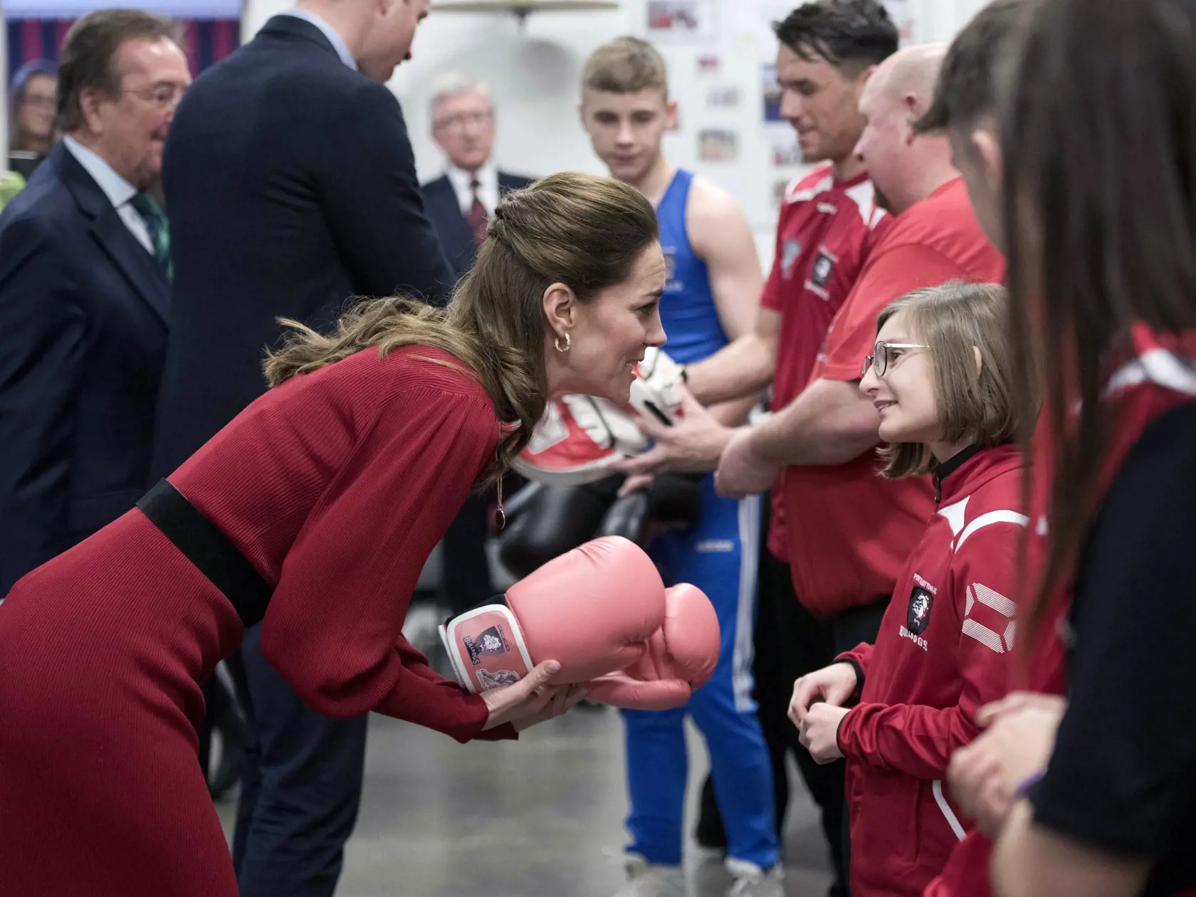 MIK 19 Port Talbot - Na snímke Kate, vojvodkyna z Cambridgea pri stretnutí s mladými ľuďmi počas návštevy boxového klubu Bulldogs v Port Talbot, v južnom Walese 4. februára 2020. Klub pomáha mladým ľuďom, ktorí prešli ťažkými detskými problémami. FOTO TASR/AP

Britain's Kate, Duchess of Cambridge meets with young people during a visit to the Bulldogs boxing club in Port Talbot, South Wales, Tuesday, Feb. 4, 2020. The club helps support young people in the community who have been affected by adve