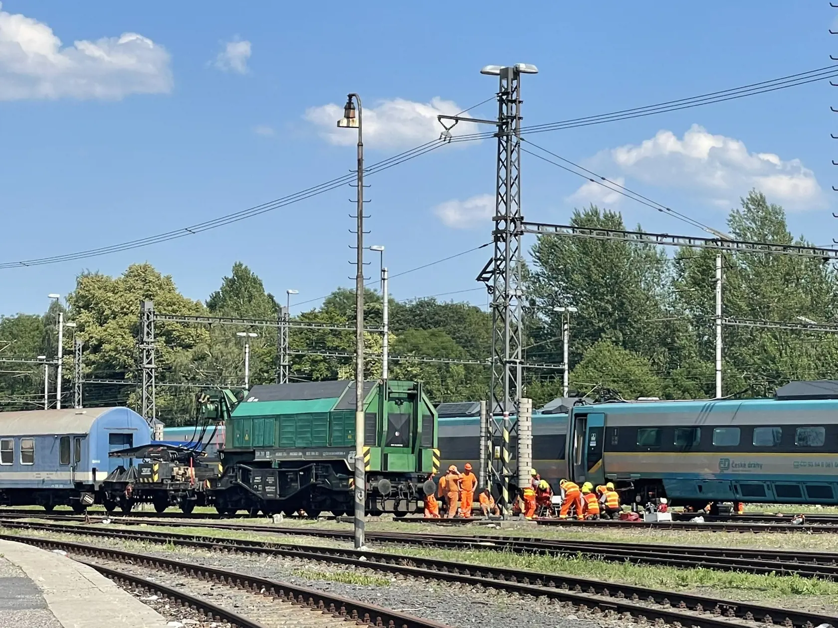 Ráno sa v meste Bohumín zrazil vlak Pendolino s posunovacou lokomotívou, informovala Správa železníc na sociálnej sieti Twitter. Pri nehode zahynul rušňovodič Pendolina a ďalšie štyri osoby sa zranili. Vo vlaku bolo celkovo 20 ľudí.
