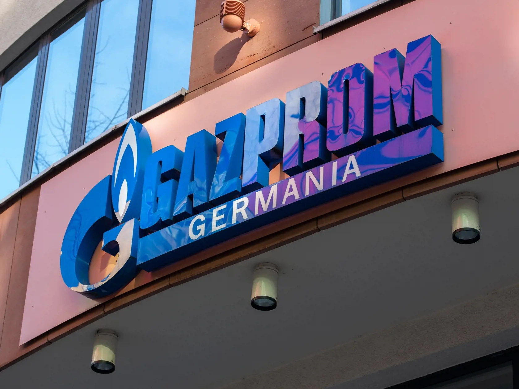 Ruský plynárenský koncern Gazprom varoval, že ceny plynu v Európe môžu v zime vzrásť o 60 % na viac než 4000 USD (3948,28 eura) za 1000 kubických metrov (m3).