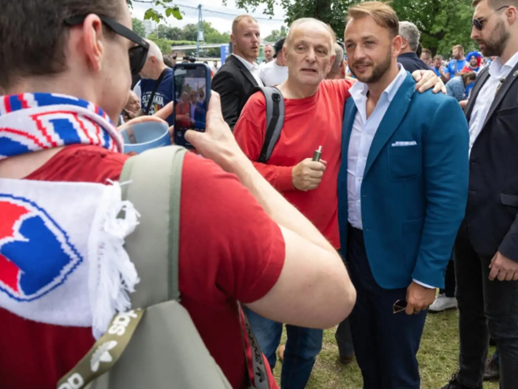 Politici boli očividne miestami zaujímavejší ako samotný futbal. Nadšenci ich chytali za ramená a prosili si od nich fotografiu na každom kroku.