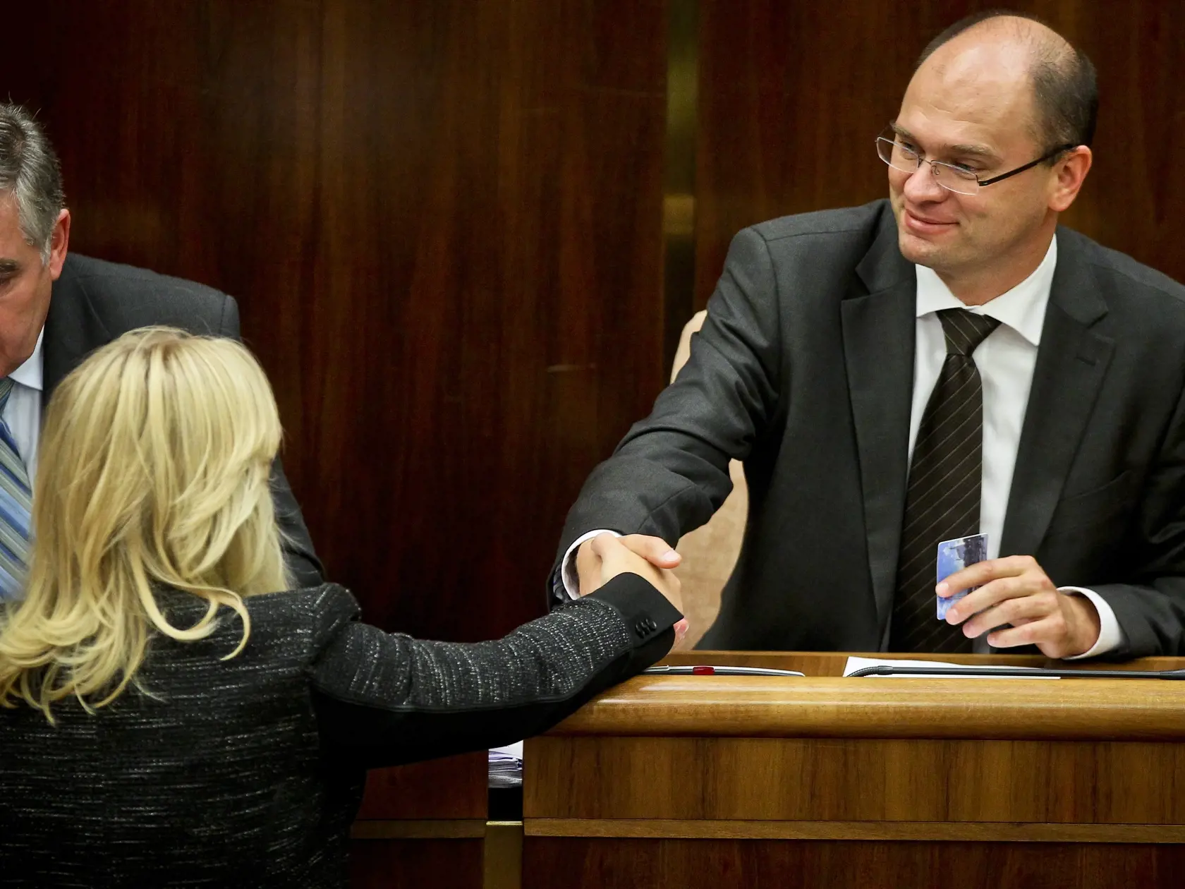 Na snímke predseda vtedajší NRSR Richard Sulík (SaS) podáva ruku v tom čase premiérke Ivete Radičovej.