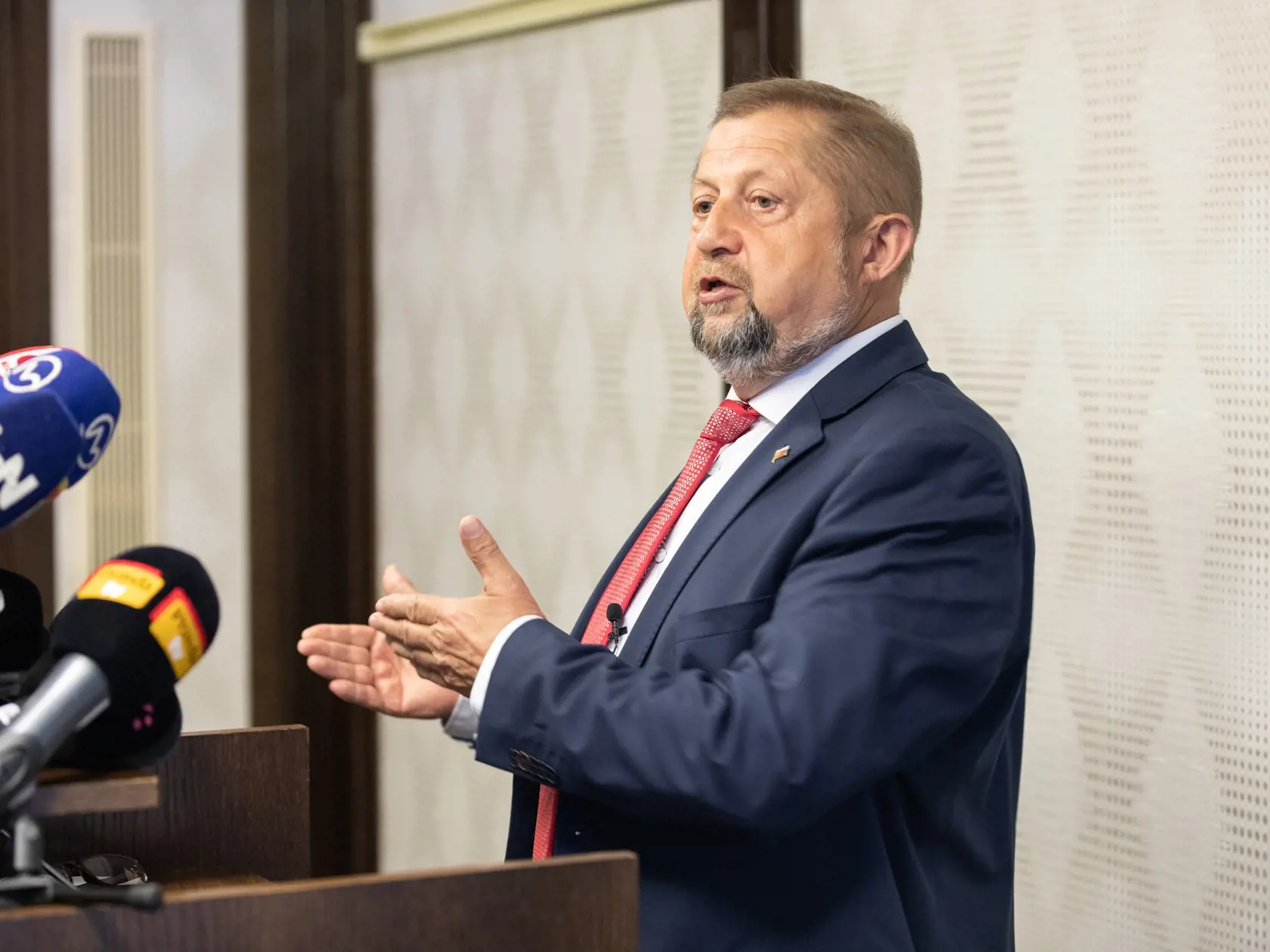 Tlačová konferencia Štefana Harabína v bratislavskom hoteli Apollo k menovaní novej prezidentky.