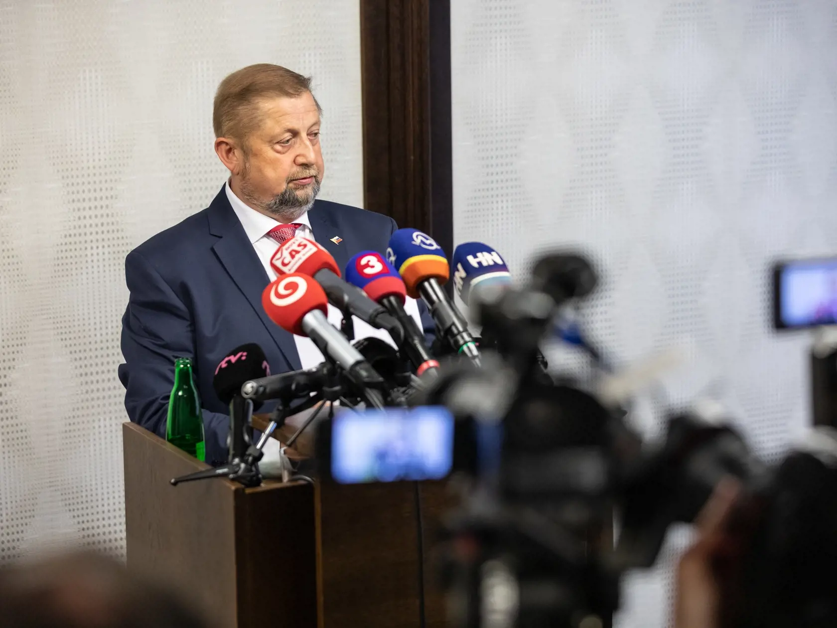 Tlačová konferencia Štefana Harabína v bratislavskom hoteli Apollo k menovaní novej prezidentky.