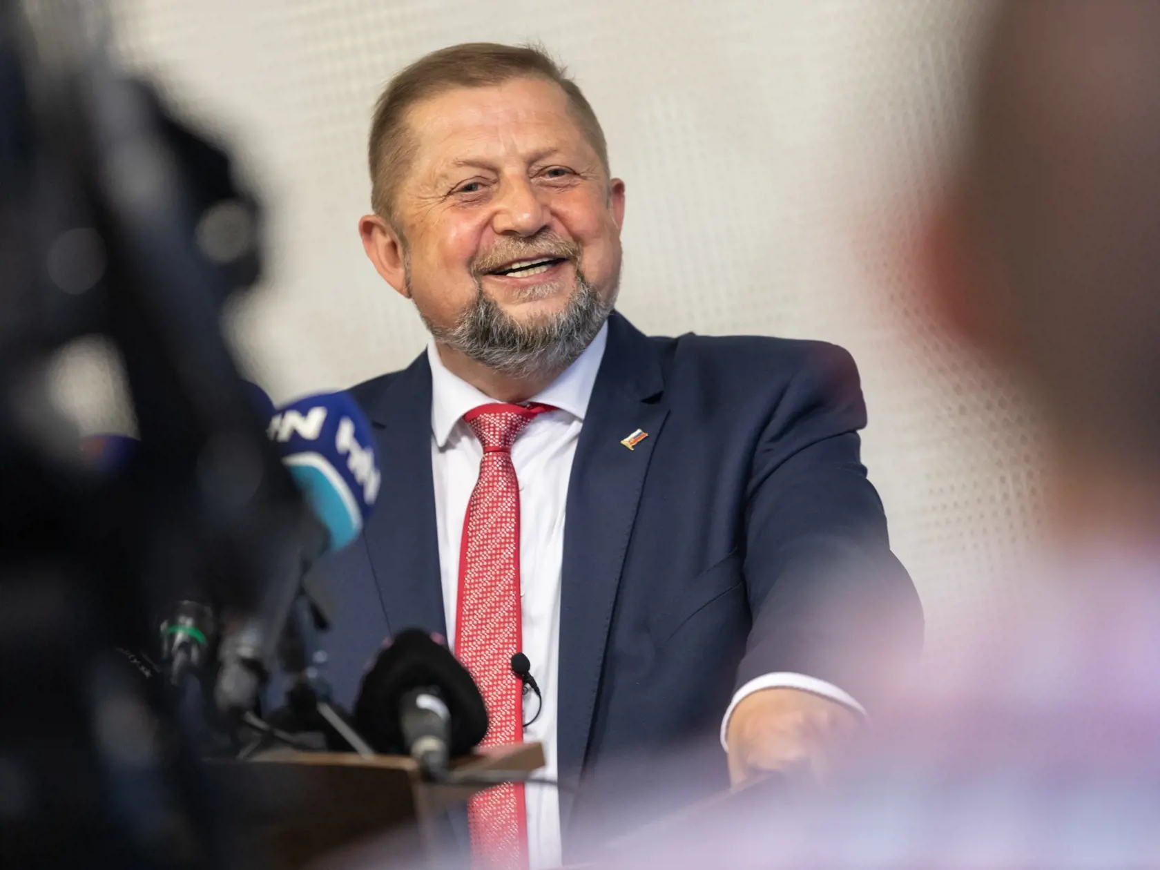 Štefan Harabin sa usmieva na tlačovej konferencii