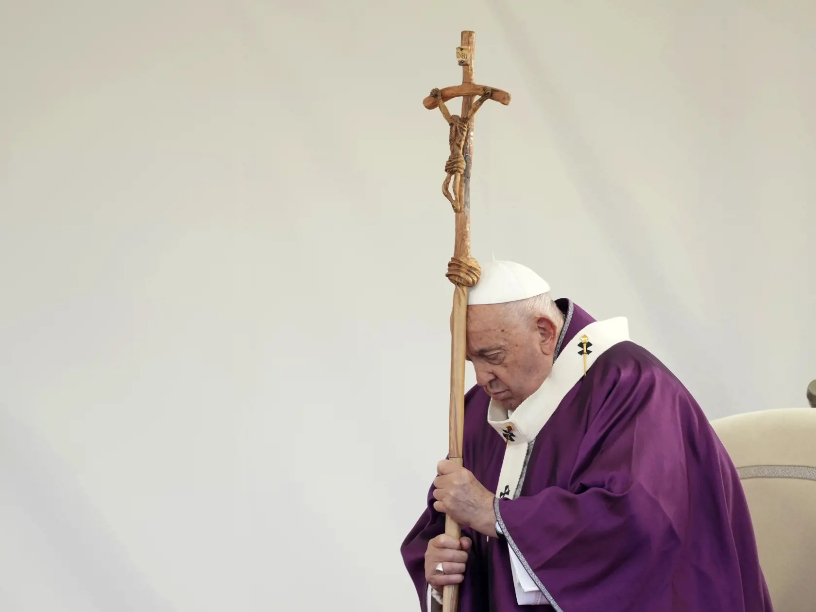 KK45 Rím - Pápež František celebruje omšu počas Pamiatky zosnulých na cintoríne Laurentino v Ríme 2. novembra 2024. FOTO TASR/AP 
Pope Francis presides over a ceremony on the occasion of All Souls Day, at the Laurentino cemetery in the outskirts of Rome, Saturday, Nov. 2, 2024. (AP Photo/Andrew Medichini)