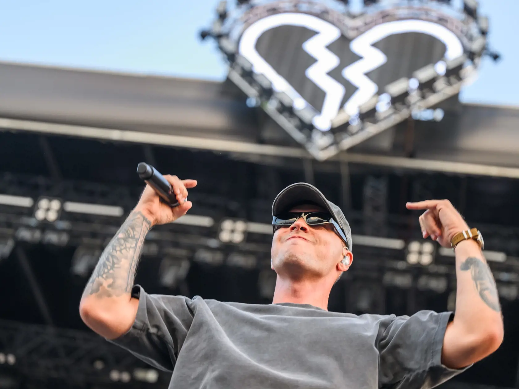 Lovestream festival, najväčšie hudobné podujatie tohto leta, sa začína v piatok popoludní v Bratislave. Na letisku v bratislavských Vajnoroch sa počas troch dní od 16. do 18. augusta predstavia viaceré osobnosti európskej a svetovej hudobnej scény. Brány festivalu sa pre všetkých fanúšikov otvorili v piatok 16. augusta o 12.00 h a zatvoria sa v pondelok 19. augusta o 12.00 h. Na snímke reper Viktor Sheen počas prvého dňa 3. ročníka Lovestream festivalu na Starom Vajnorskom letisku v Bratislave.