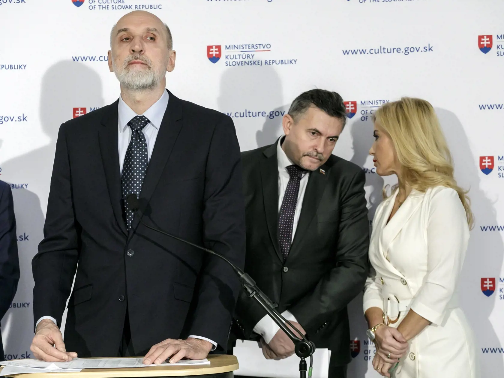 Na snímke ministerka kultúry SR Martina Šimkovičová (vpravo, nominantka SNS), generálny tajomník služobného úradu Ministerstva kultúry (MK) SR Lukáš Machala (uprostred) a dočasne poverený generálny riaditeľ Slovenskej národnej galérie (SNG) Jaroslav Niňaj (vľavo) počas tlačovej konferencie k výsledkom auditu v Slovenskej národnej galérii v Bratislave v stredu 11. decembra 2024. FOTO TASR - Dano Veselský