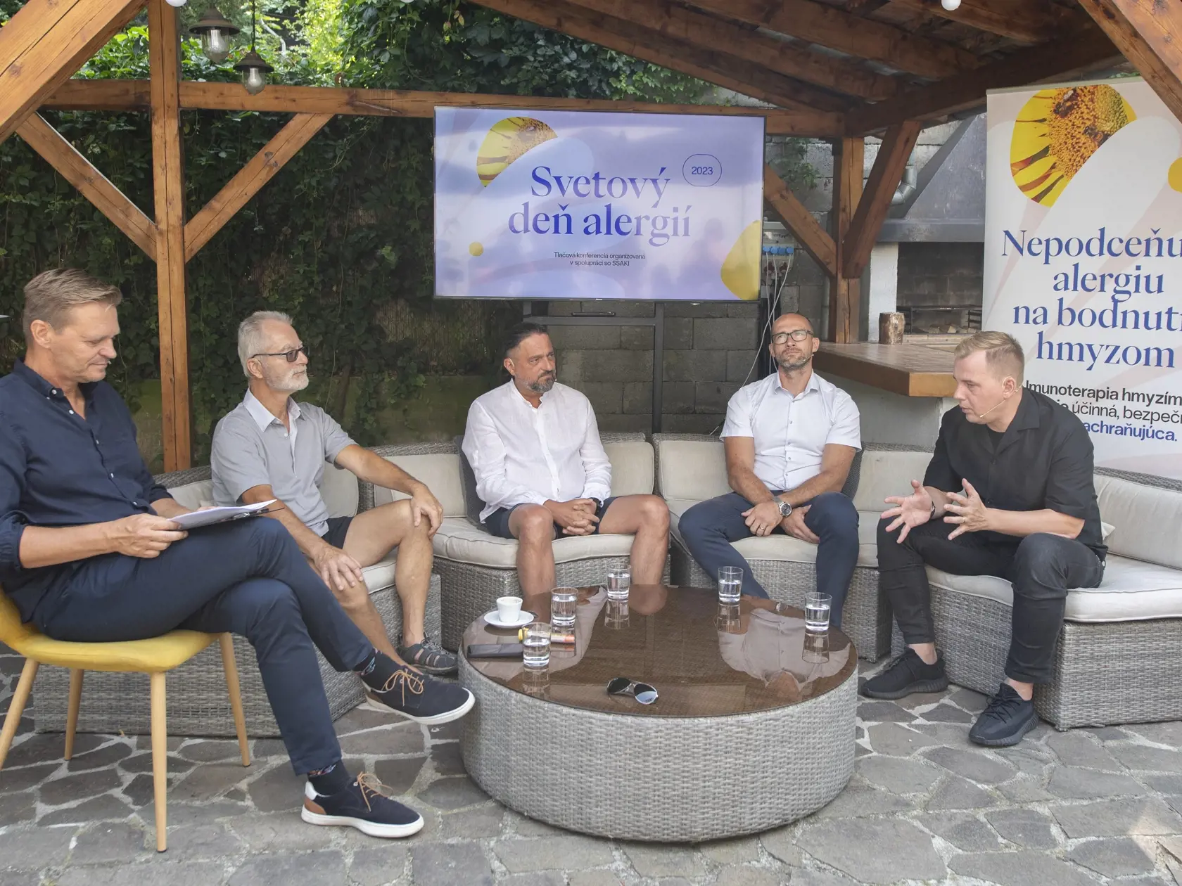 Na snímke zľava moderátor Martin Nikodým, z oddelenia klinickej imunológie a alergológie OÚSA Bratislava Martin Hrubiško, riaditeľ OS ZZS SR Július Pavčo, včelár a pacient na bodnutie včelou Juraj Sopkuliak a prezident Slovenskej spoločnosti alergológie a klinickej imunológie - Univerzitná nemocnica Martin doktor Miloš Jeseňák počas tlačovej konferencie na tému "Svetový deň alergií - alergie na bodnutie hmyzom!" 11. júla 2023 v Bratislave. FOTO TASR - Martin Baumann