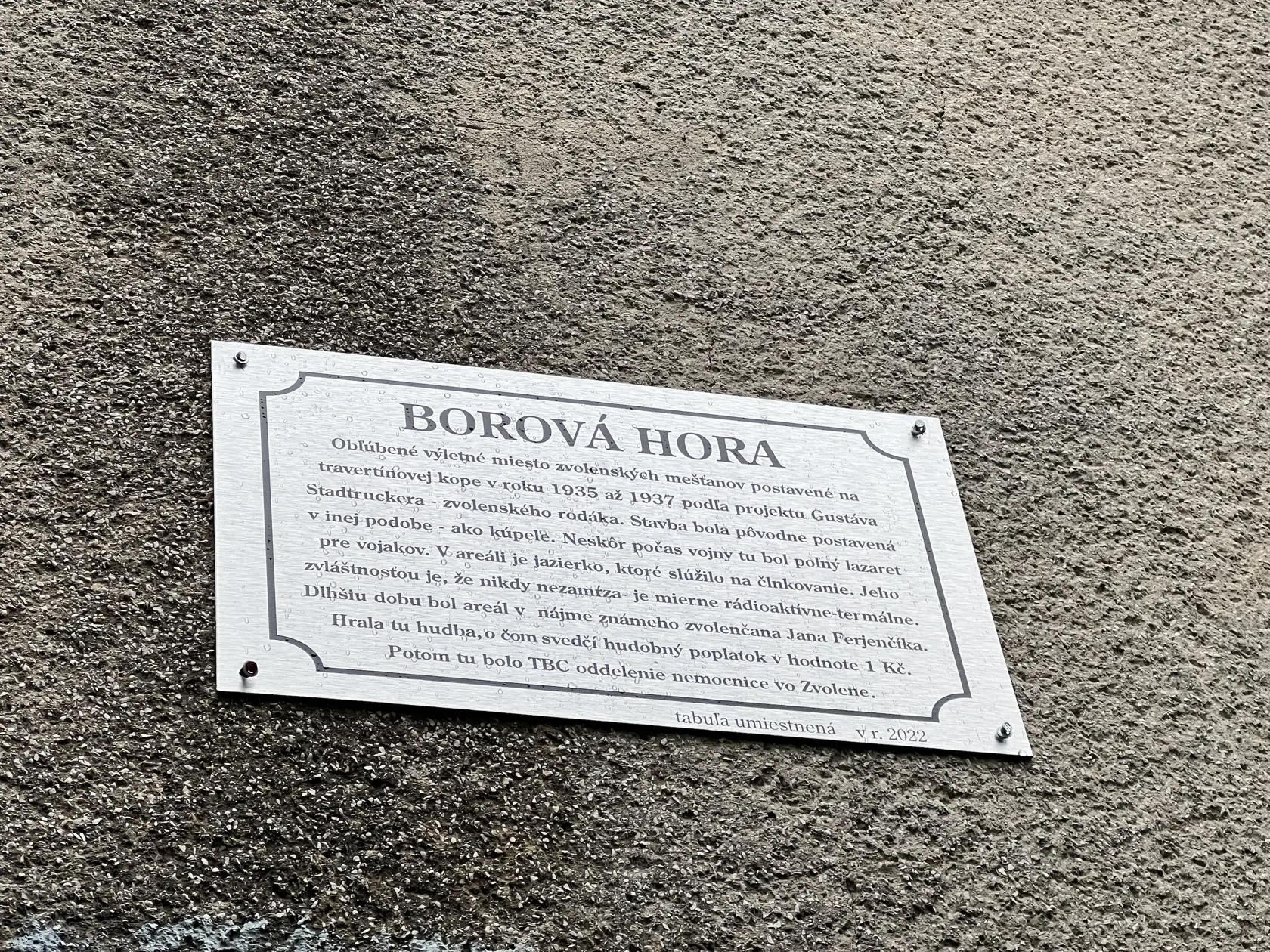 Súčasťou obnovy je okrem iného aj inštalácia čadičových kociek namiesto asfaltu, čo pomôže prírode lepšie absorbovať vodu.