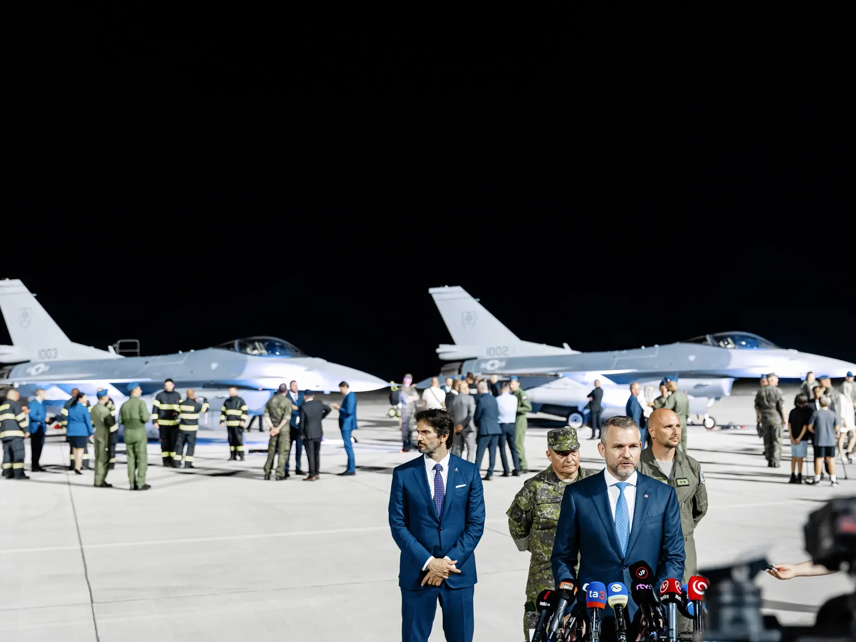Vojenské letisko v Kuchyni. Peter Pellegrini a Robert Kaliňák pri prílete prvých stíhačiek F-16.