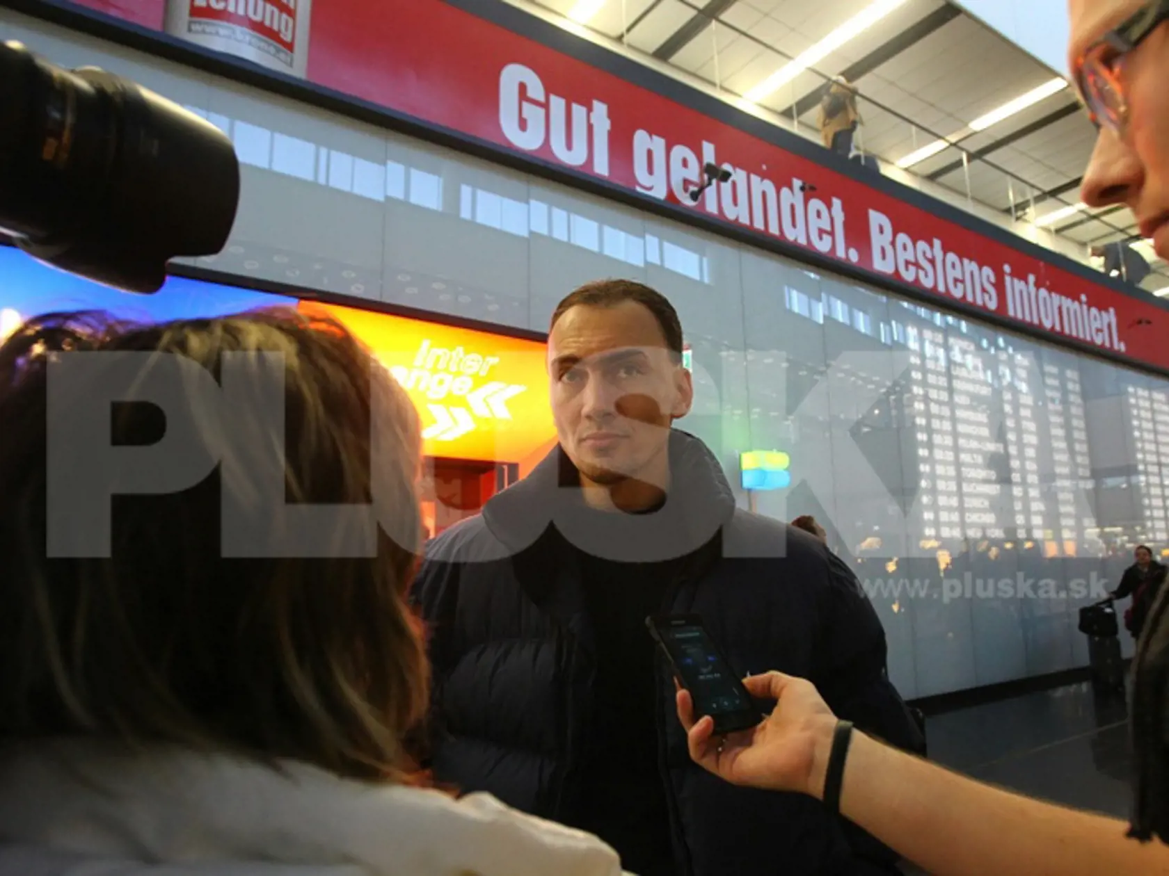 Miroslav Šatan po prílete na na viedenskom letisku Schwechat.