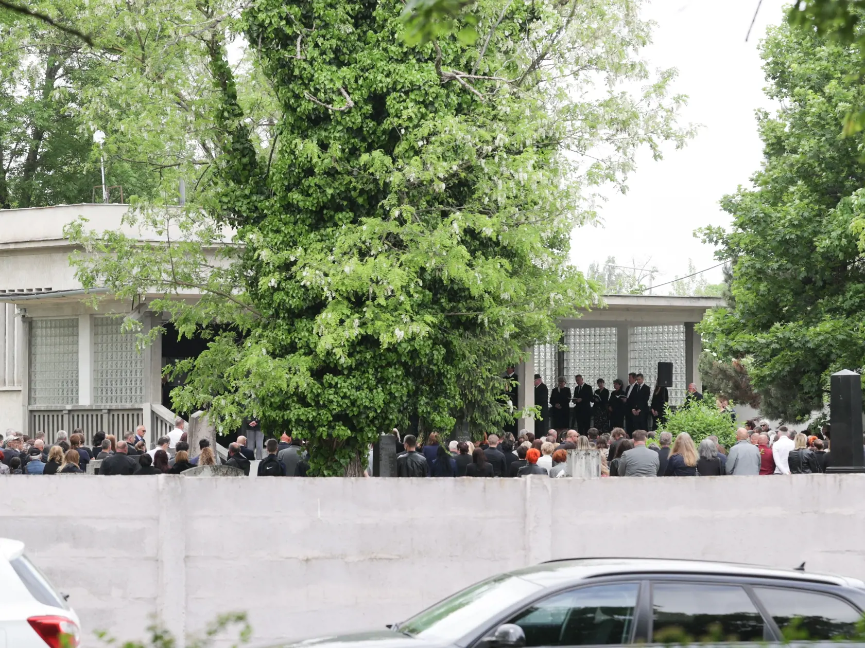 Cirkevný obraz sa začal o 14-tej hodine pred domom smútku, pri ktorom stála snehobiela rakva a pred ňou jej fotografia.