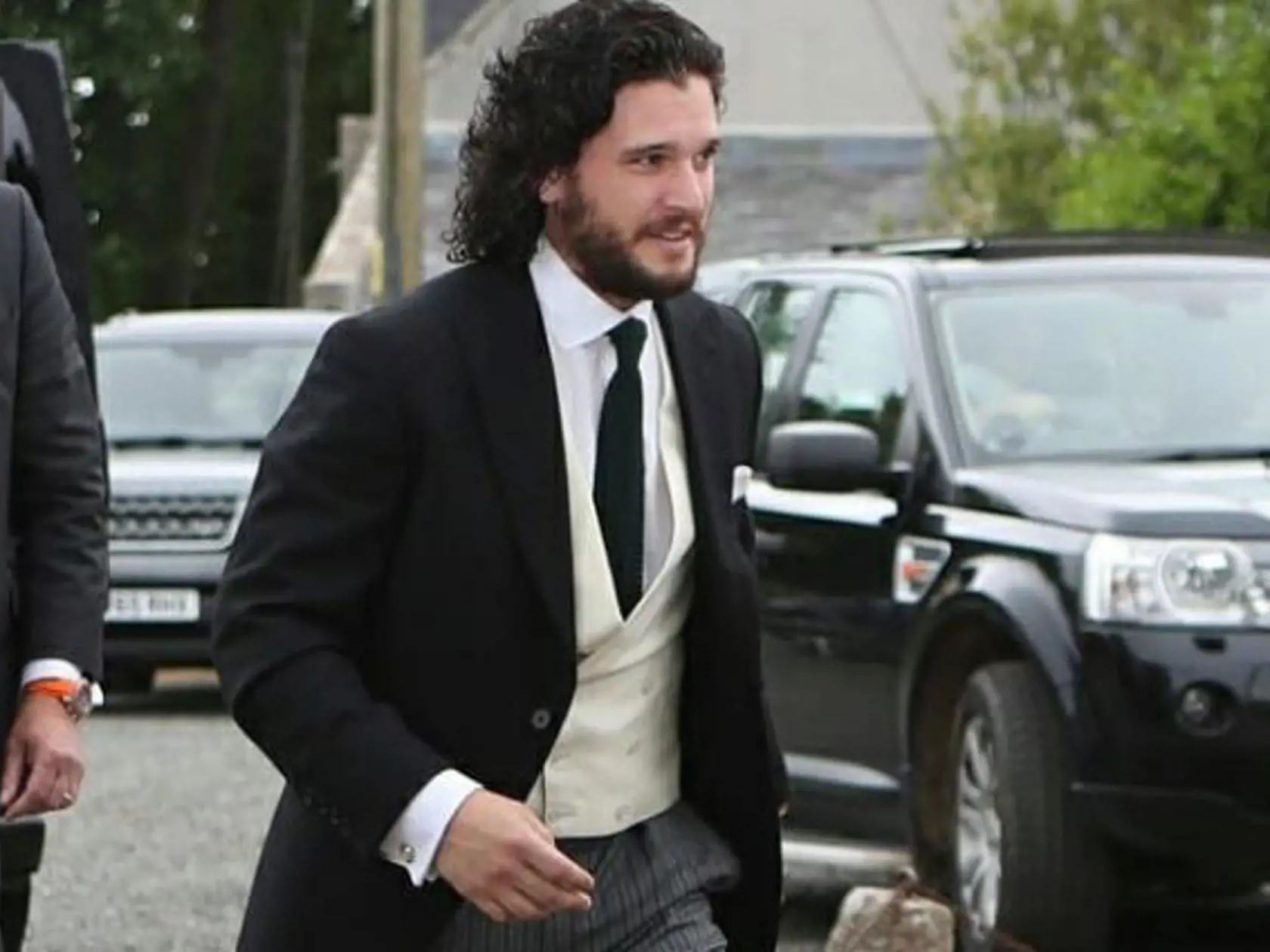 Anglický herec Kit Harington a jeho škótska kolegyňa Rose Leslie si dnes povedia spoločné áno. 