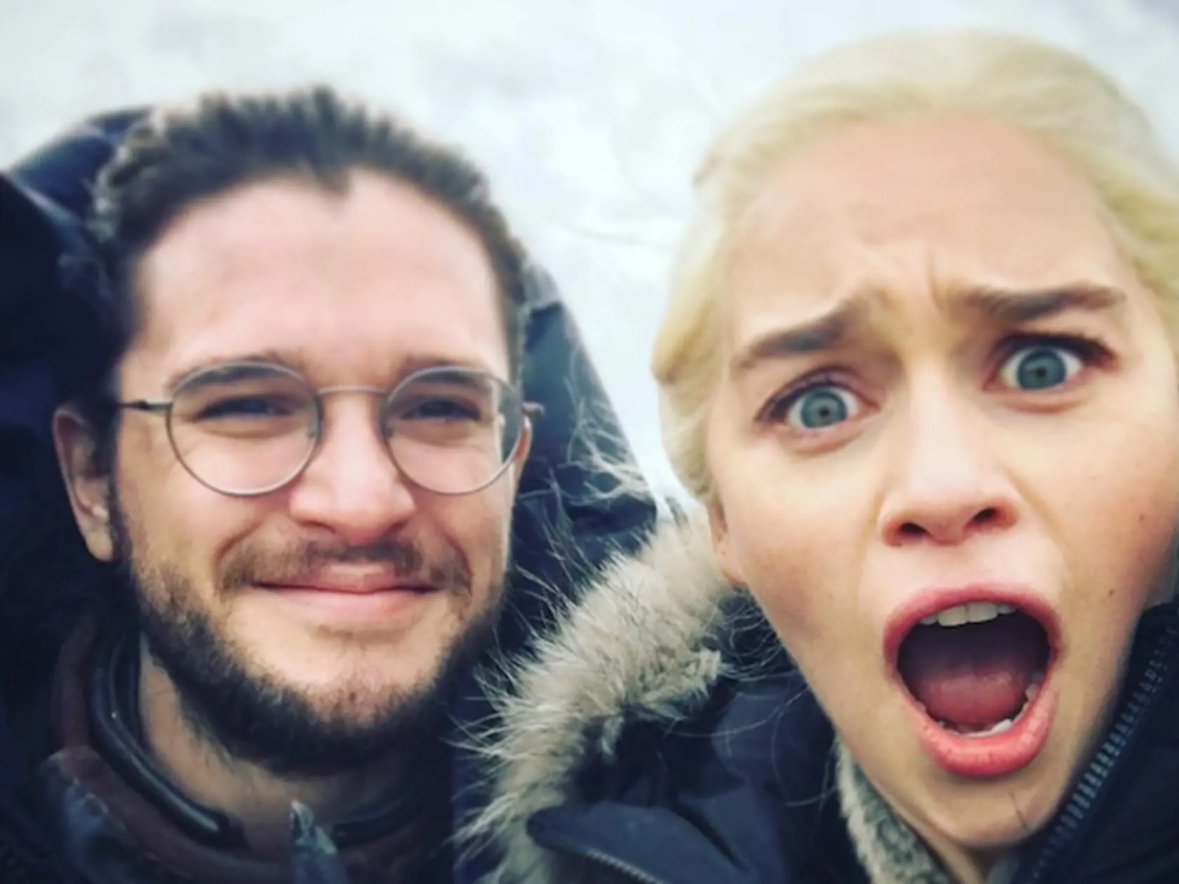 Kit Harington (vľavo), ktorý v Hre o tróny stvárňuje jednu z hlavných postáv (Jona Snowa), a jeho kolegyňa Emilia Clarke alias Daenerys Targaryen.