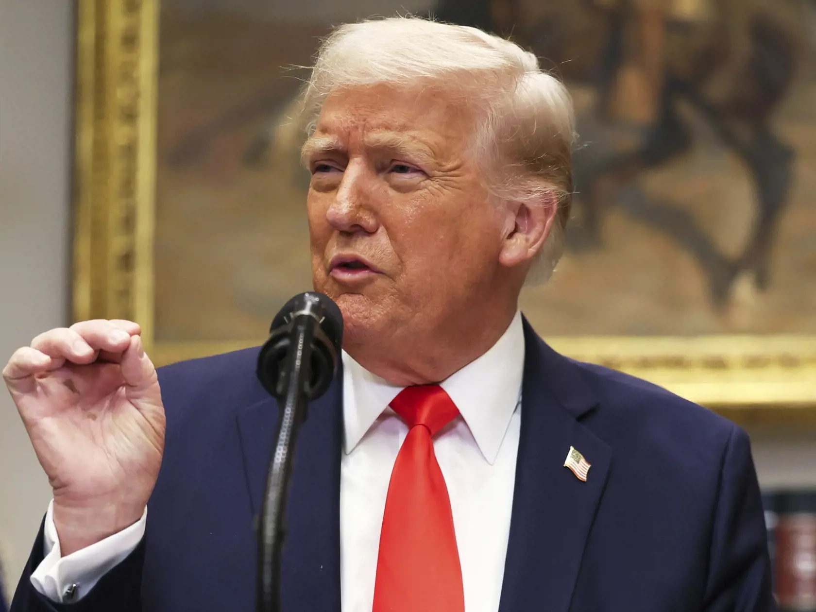 Na snímke americký prezident Donald Trump hovorí v Bielom dome vo Washingtone 3. marca 2025. Americký prezident Donald Trump v pondelok nariadil dočasne pozastaviť poskytovanie vojenskej pomoci Ukrajine. Pomoc bude obnovená po tom, keď ukrajinský prezident Volodymyr Zelenskyj Trumpa presvedčí, že má skutočný záujem na mierových rokovaniach s Ruskom.