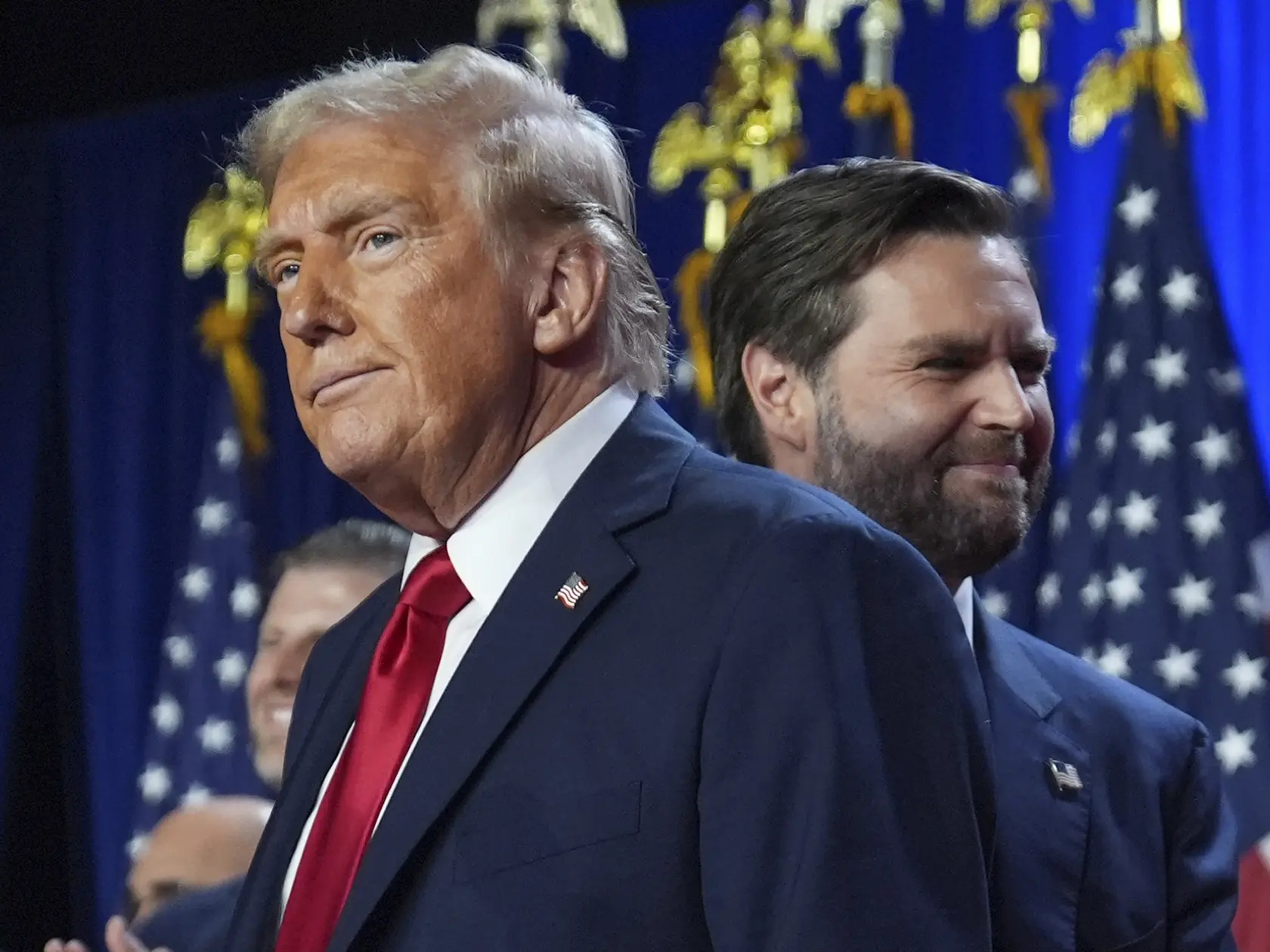 Republikánsky prezidentský kandidát a americký exprezident Donald Trump (vľavo) a jeho kandidát na viceprezidenta J. D. Vance počas volebnej noci v americkom West Palm Beach.