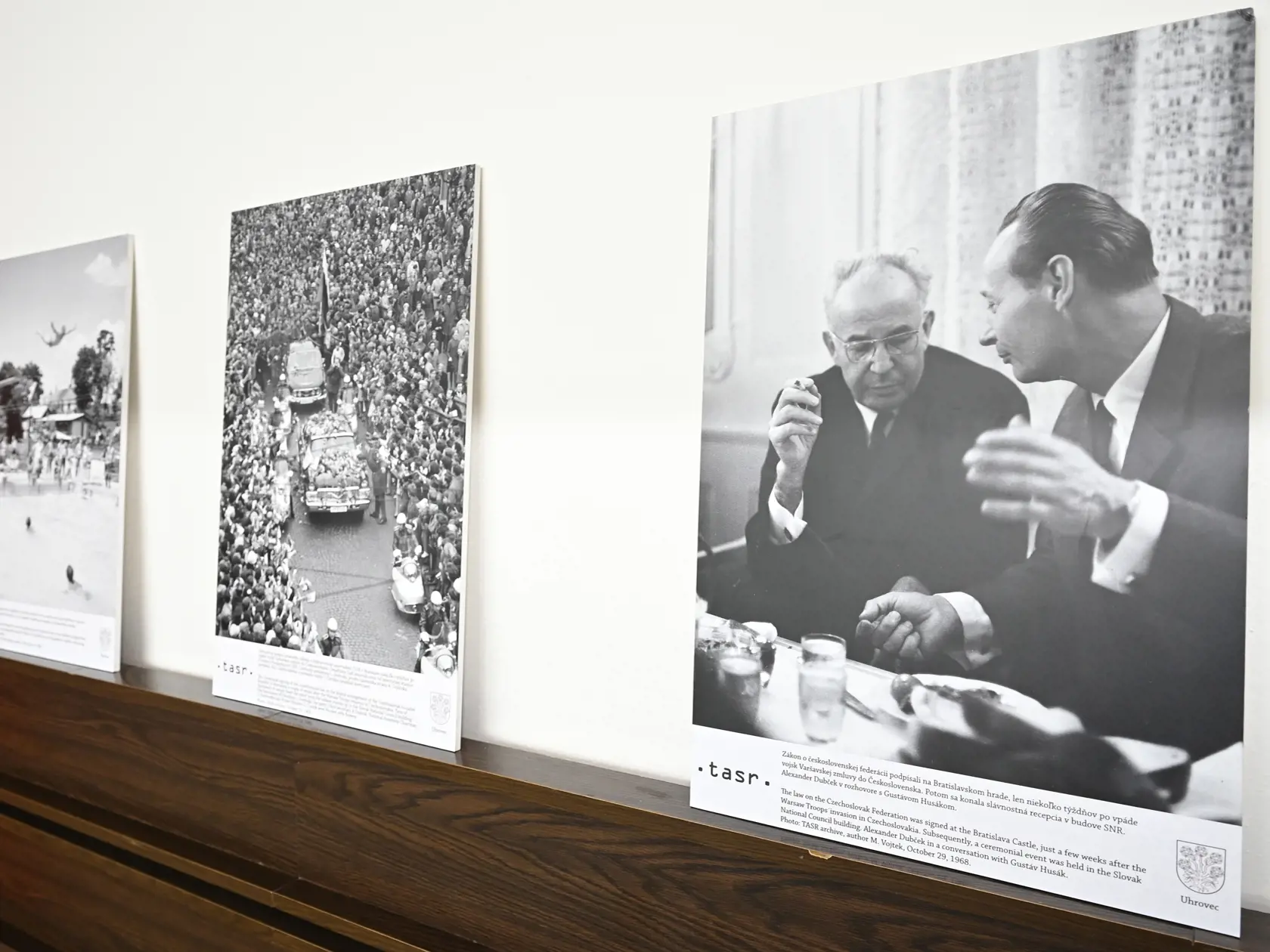 Na snímke výstava zo života Alexandra Dubčeka zostavená z archívnych fotografii Tlačovej agentúry SR, 28. augusta 2021 v kultúrnom dome v obci Uhrovec. Pri príležitosti 100. výročia narodenia A. Dubčeka v jeho rodnej obci usporiadala trenčianska župa slávnostné zhromaždenie. FOTO TASR - Radovan Stoklasa