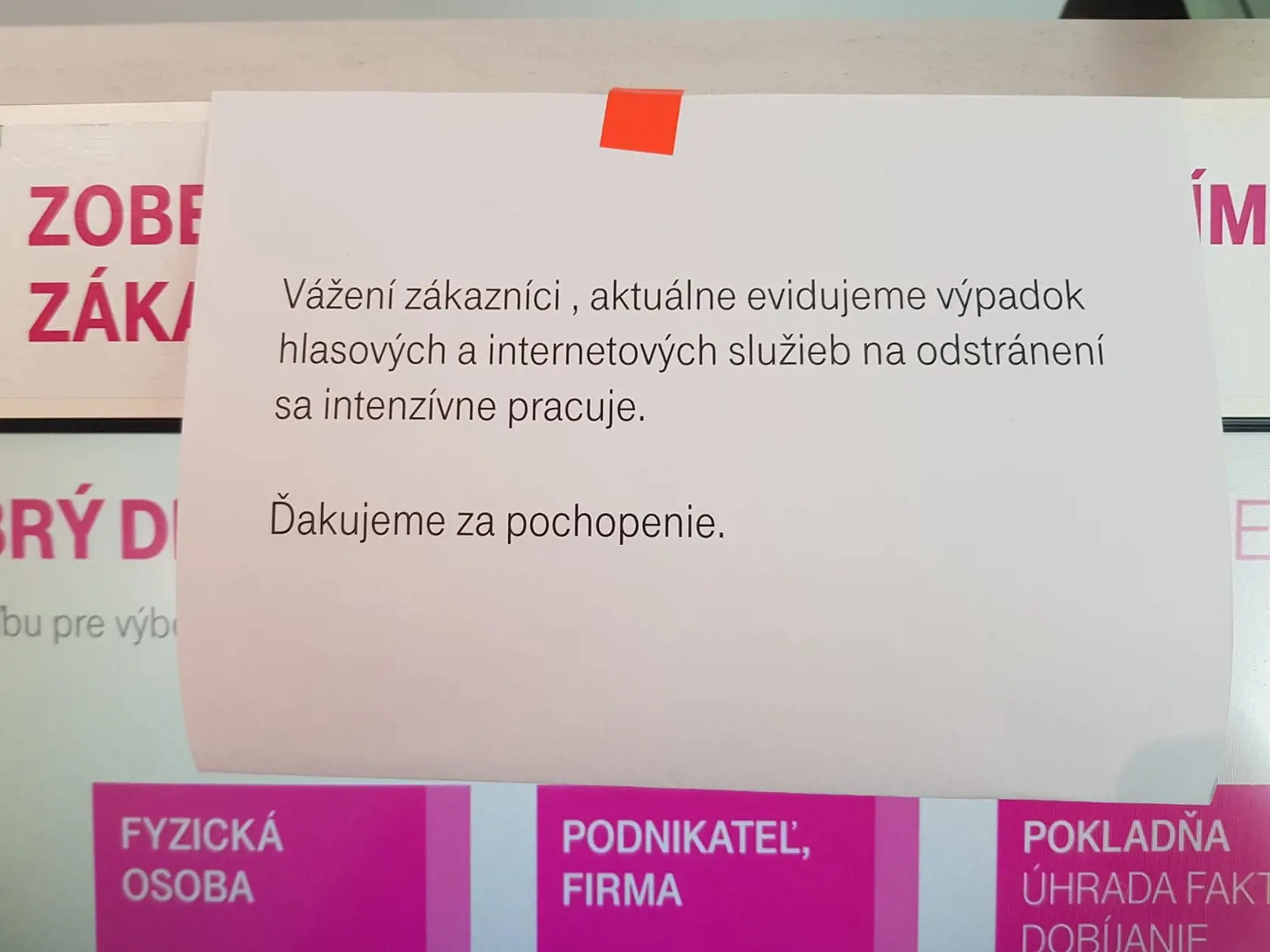 Mnohí Slováci sa nemôžu dovolať svojim blízkym.