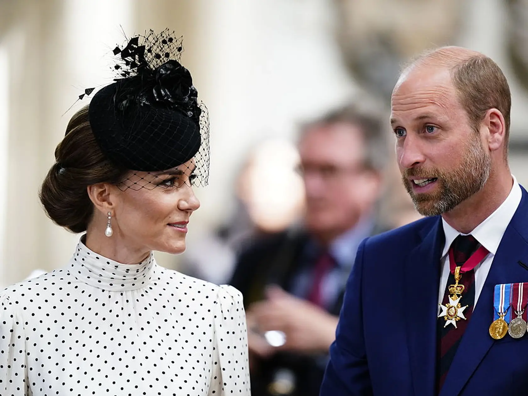 Meghan Markle a Kate Middleton sa pred kráľovskou svadbou Meghan a princa Harryho v roku 2018 pohádali kvôli šatám pre družičky. Meghan popiera, že by sa správala nevhodne a tvrdí, že ona je tá, ktorej ublížili.
