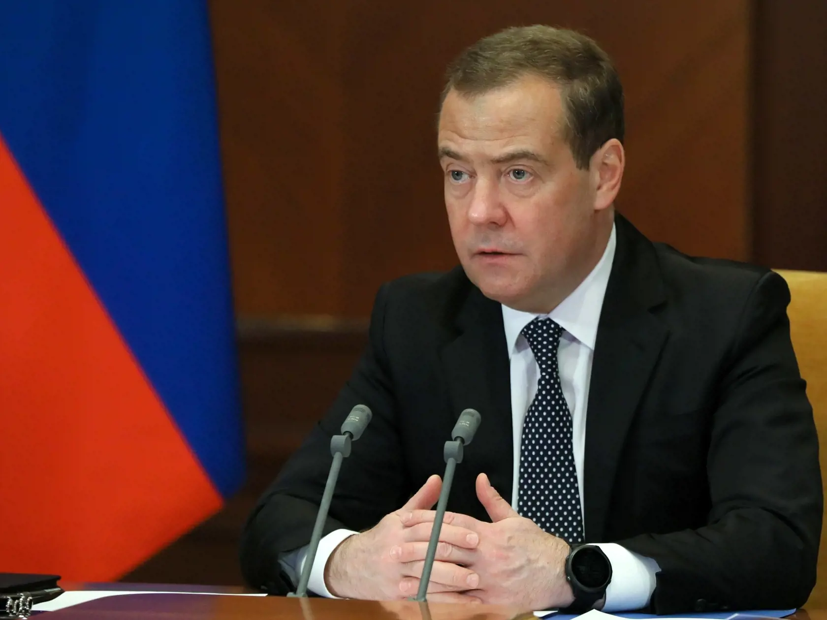 Bývalý ruský prezident a podpredseda Rady bezpečnosti Ruskej federácie Dmitrij Medvedev hovorí v Moskve 22. februára 2022.