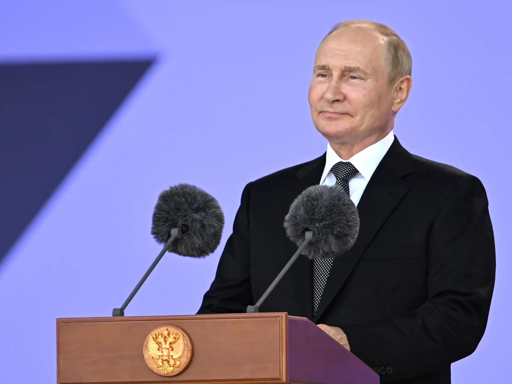 Ruský prezident Vladimir Putin sa prihovára počas otvorenia  Medzinárodného vojensko-technického fóra Army 2022 pri Moskve v pondelok 15. augusta 2022.