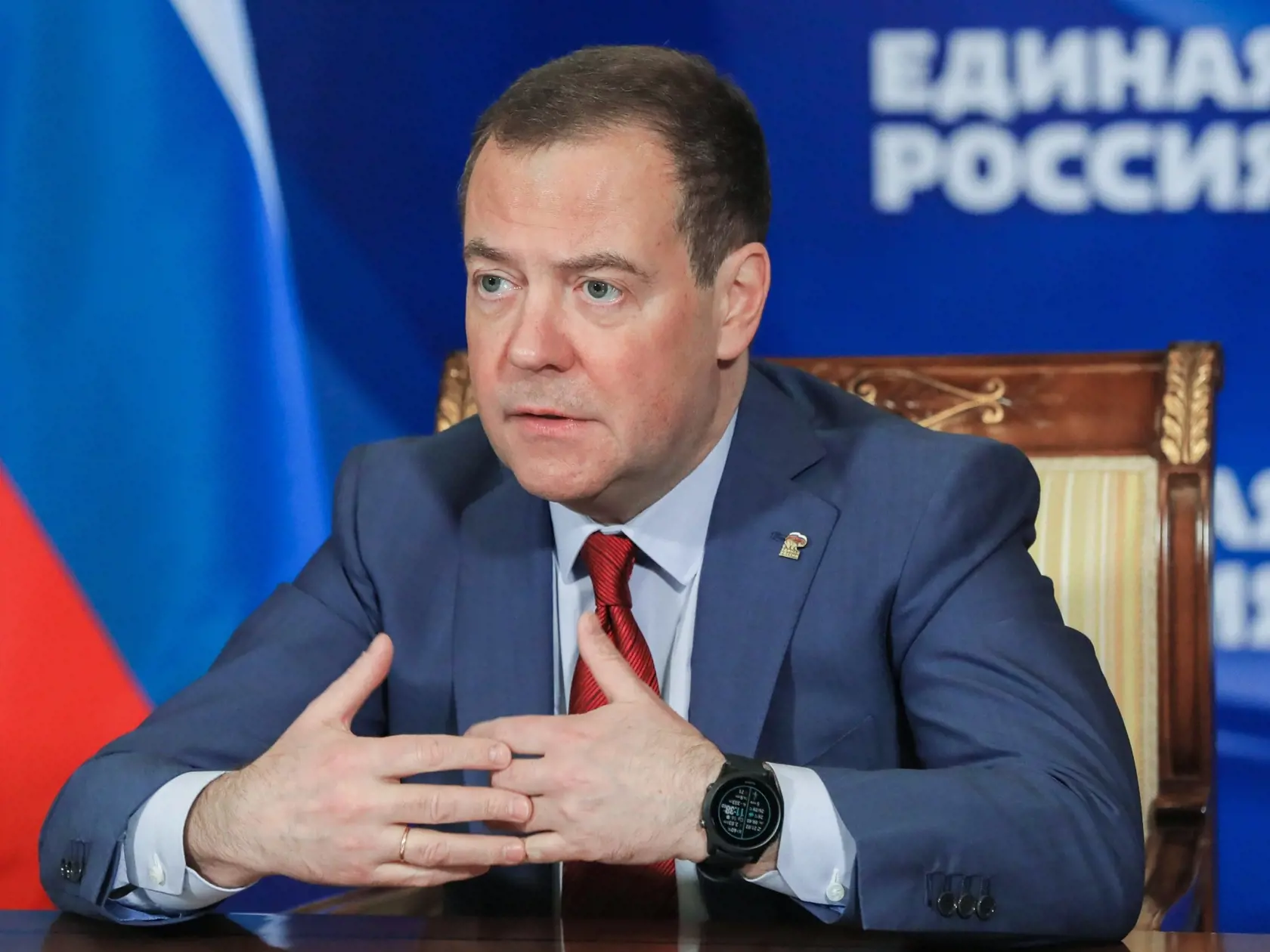 Bývalý ruský prezident Dmitrij Medvedev sa prihovára počas mítingu na tému záchrany podnikov a pracovných miest v zahraničných firmách v Moskve v stredu 16. marca 2022.