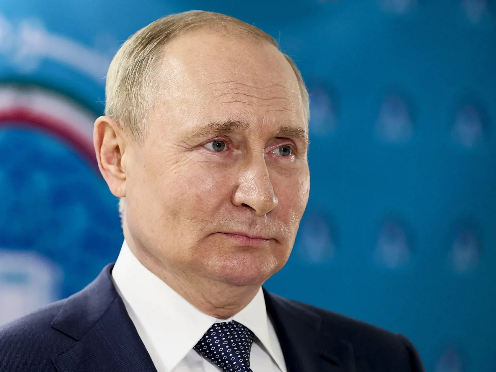 Ruský prezident Vladimir Putin hovorí s novinármi po jeho stretnutí s  iránskym náprotivkom Ebráhímom Raísím a tureckým prezidentom Recepom Tayyipom Erdoganom v Teheráne 19. júla 2022.