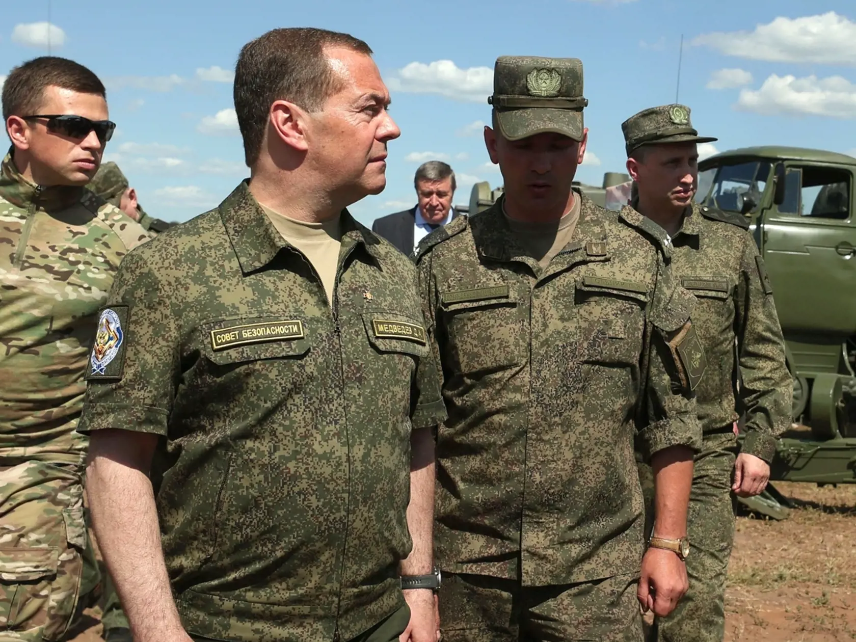 Podpredseda Ruskej bezpečnostnej rady, predseda strany Zjednotené Rusko a bývalý ruský prezident Dmitrij Medvedev (druhý zľava) sa pozerá počas návštevy vojenskej posádky v Orenburskej oblasti na juhozápade Ruska v piatok 5. augusta 2022.