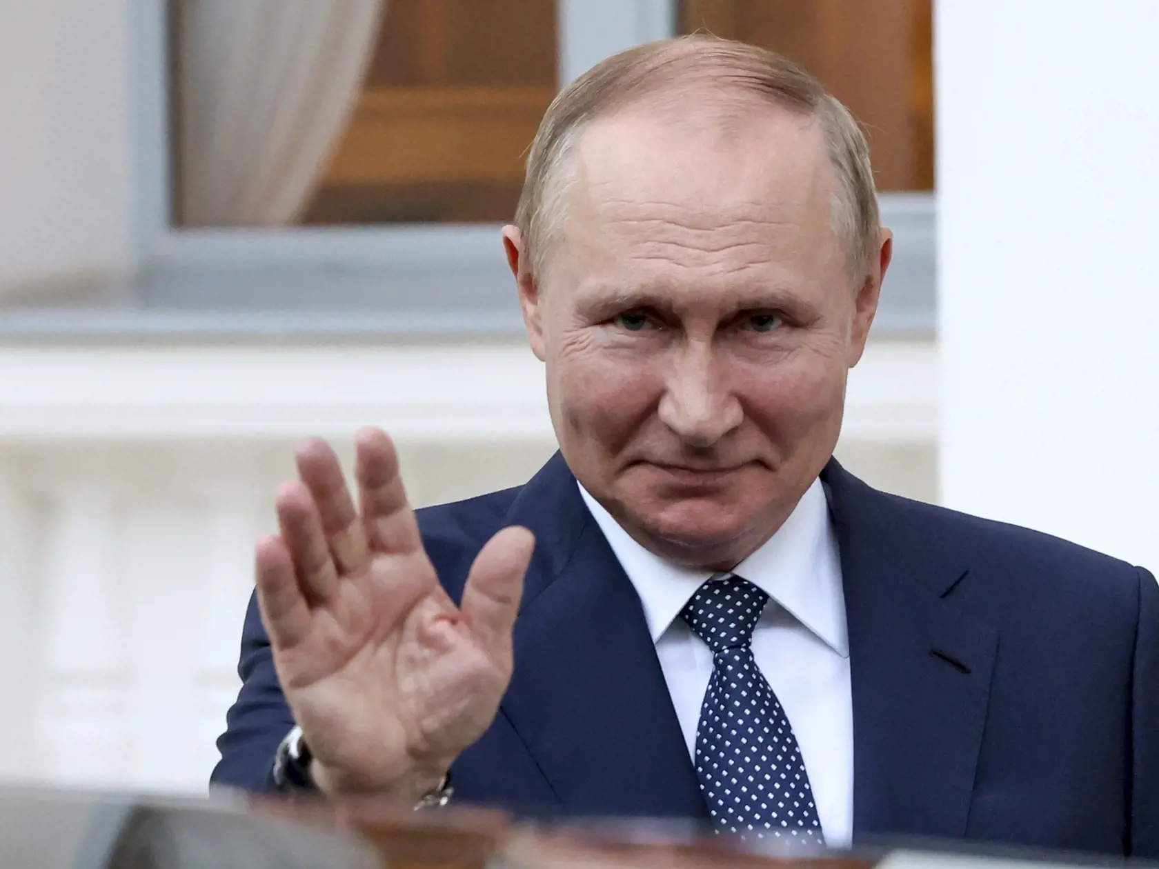 Ruský prezident Vladimir Putin máva tureckému prezidentovi Recepovi Tayyipovi Erdoganovi po stretnutí v Soči v piatok 5. augusta 2022.