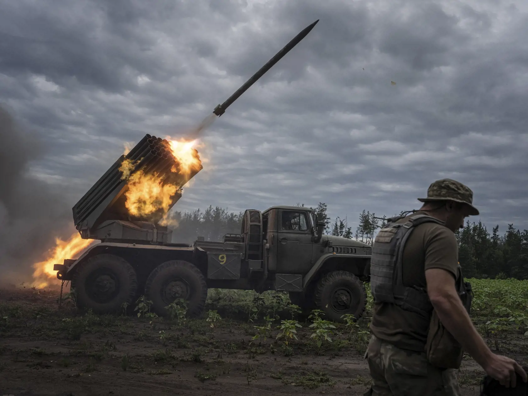 Ukrajinský viacnásobný raketomet kalibru 122 mm nazvaný Verba strieľa na pozície ruskej armády na bojovej línii v Charkovskej oblasti 2. augusta 2022.