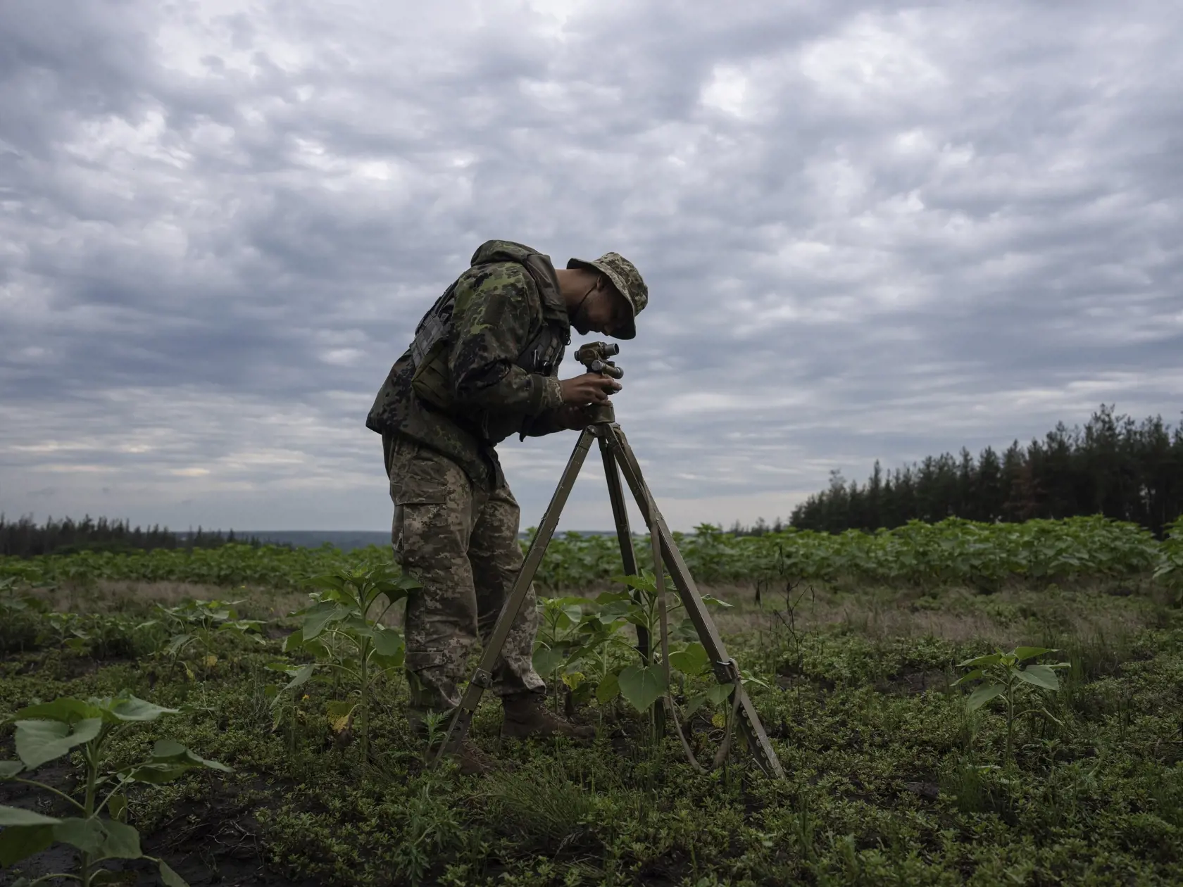 Ukrajinský vojak sa pozerá cez zameriavač pred streľbou z viachlavňového salvového raketometu kalibru 122 mm BM-21 "Grad" na pozície ruskej armády na bojovej línii v Charkovskej oblasti 2. augusta 2022.