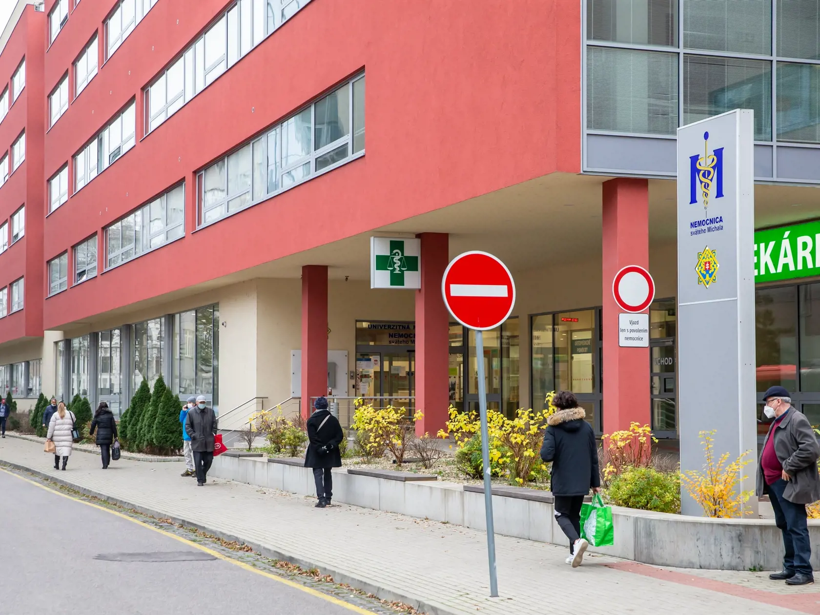 Zamestnanci bratislavskej Nemocnica svätého Michala sa sťažujú na nátlak, vyhrážky, šikanu zo strany vedenia.