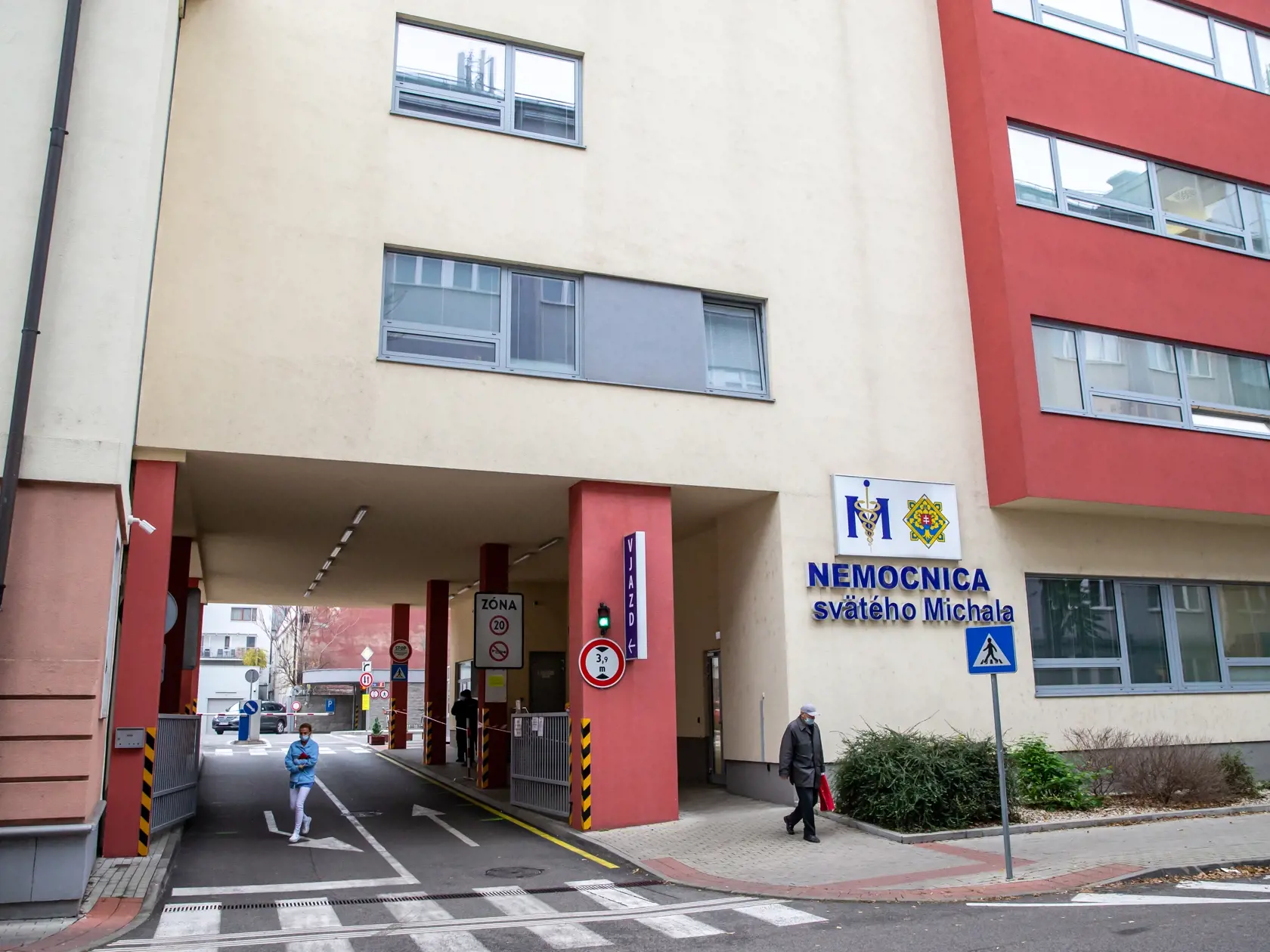 Zamestnanci bratislavskej Nemocnica svätého Michala sa sťažujú na nátlak, vyhrážky, šikanu zo strany vedenia.