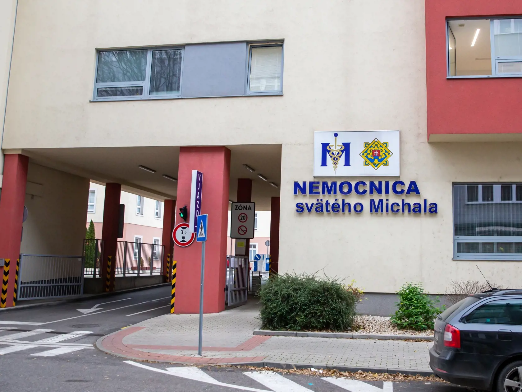 Zamestnanci bratislavskej Nemocnica svätého Michala sa sťažujú na nátlak, vyhrážky, šikanu zo strany vedenia.