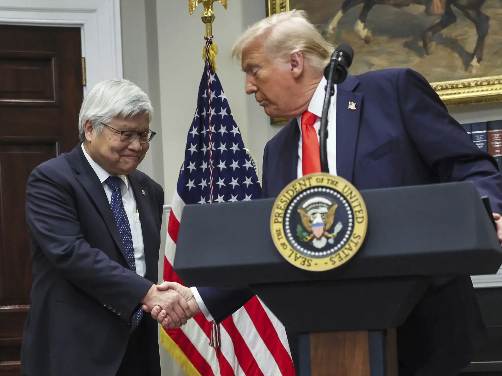 KK49 Washington - Na snímke americký prezident Donald Trump (vpravo) a predseda výrobcu polovodičov Taiwan Semiconductor Manufacturing Co (TSMC) a generálny riaditeľ C. C. Wei si podávajú ruky v Bielom dome vo Washingtone 3. marca 2025. Taiwanský prezident Laj Čching-te vo štvrtok označil plán výrobcu polovodičov TSMC investovať 100 miliárd USD (93,51 miliardy eur) v Spojených štátoch za "historický moment" pre vzťahy medzi Taiwanom a USA. FOTO TASR/AP
President Donald Trump shakes hands with C.C. Wei, chairman and CEO of Taiwan Semiconductor Manufacturing Company, in the Roosevelt Room of the White House in Washington, Monday, March 3, 2025. (Pool via AP)