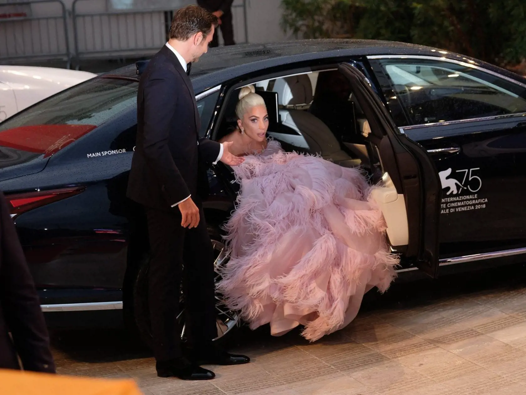 Prišla aj Popoluška. Je to neuveriteľné, ale Lady Gaga vie byť aj nádherná! A Bradley Cooper vyzerá ako súčasný princ.