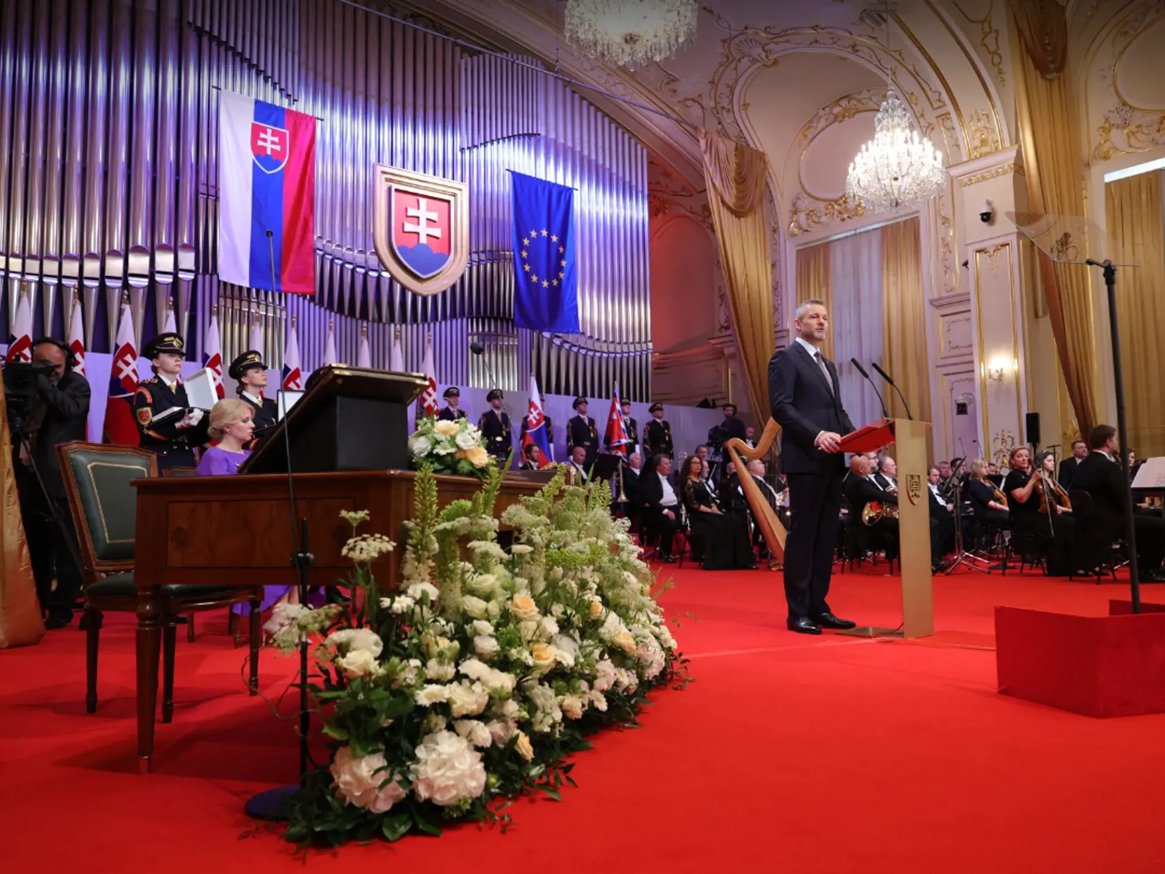 Podpredseda Národnej rady (NR) SR Peter Žiga (Hlas-SD) otvoril slávnostnú schôdzu parlamentu, na ktorej Peter Pellegrini zloží prezidentský sľub a ujme sa funkcie prezidenta SR.