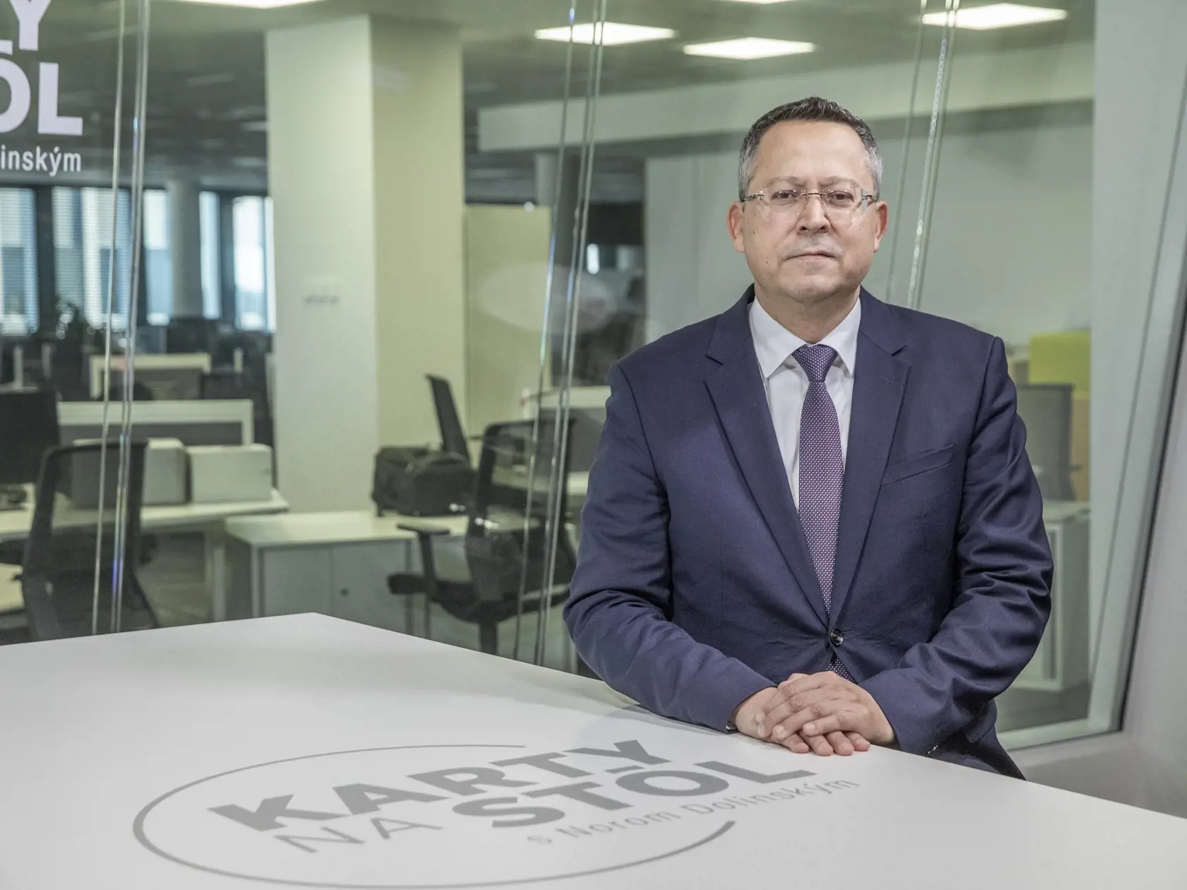 Na snímke je diskusná relácia "Karty na stôl", ktorej hosťom bol minister financií Ladislav Kamenický.