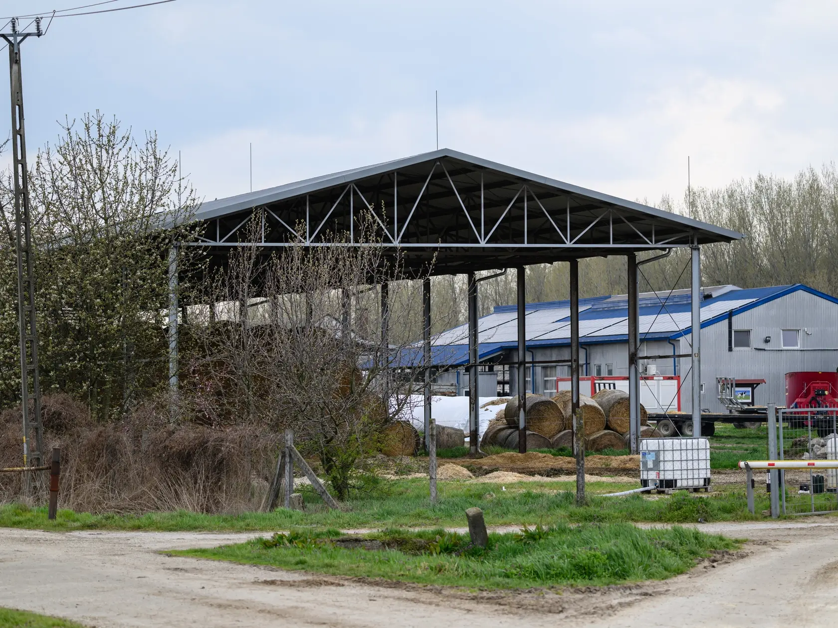 JB 17 Darnózseli - Na snímke pohľad na uzatvorenú farmu dobytka v karanténe v Darnózseli, na severozápade Maďarska 2. apríla 2025. V Maďarsku sa potvrdili ďalšie dve ohniská slintačky a krívačky (SLAK), a to v obciach Dunakiliti a Darnózseli. Uviedol to pred stredajším rokovaním vlády minister pôdohospodárstva a rozvoja vidieka SR Richard Takáč (Smer-SD). Farmy majú podľa neho 2500 a 1000 kusov dojníc. Nové ohniská sú podľa neho v rozmedzí medzi prvou a druhou maďarskou farmou výskytu ochorenia. FOTO TASR/DUNA/MTI/Tamas Vasvari 

A general view of a closed off cattle farm in Darnozseli, northwestern Hungary, 02 April 2025. The presence of the foot-and-mouth disease virus has been confirmed at the farm, housing some 1000 stock animals. Darnozseli is one of the two locations where the highly contagious cattle virus has appeared in Hungary in the past days, the other one is 23 kilometres away in Dunakiliti, both found in Gyor-Moson-Sopron county, bordering Slovakia.(MTI/Tamas Vasvari)
