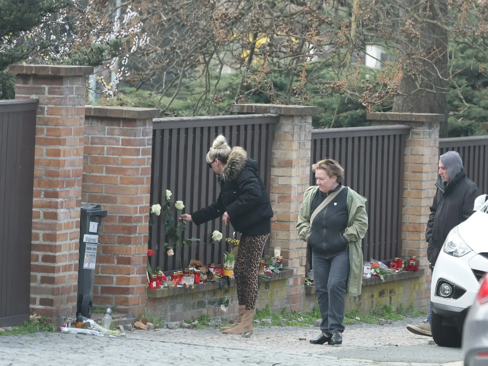 Pred domom manželov Dády a Felixa Slováčkovcov vytvorili ľudia pietne miesto na počesť ich zosnulej dcéry Aničky (†29).
